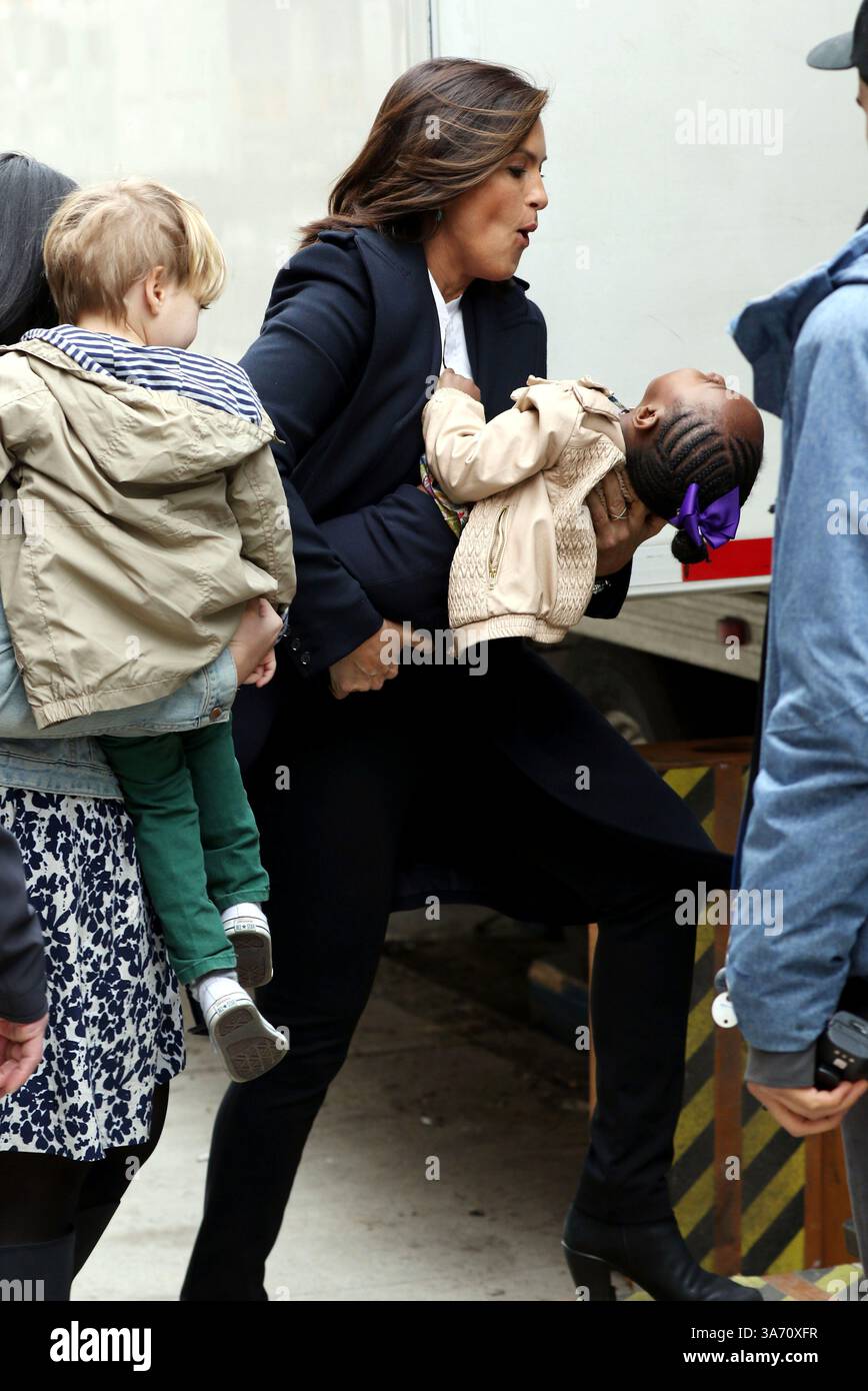 Mariska Hargitay joue avec sa fille Amaya Josephine Hermann sur le plateau de l'émission télévisée "Law and Order : SVU" à New York - 16 mars 2015 Banque D'Images
