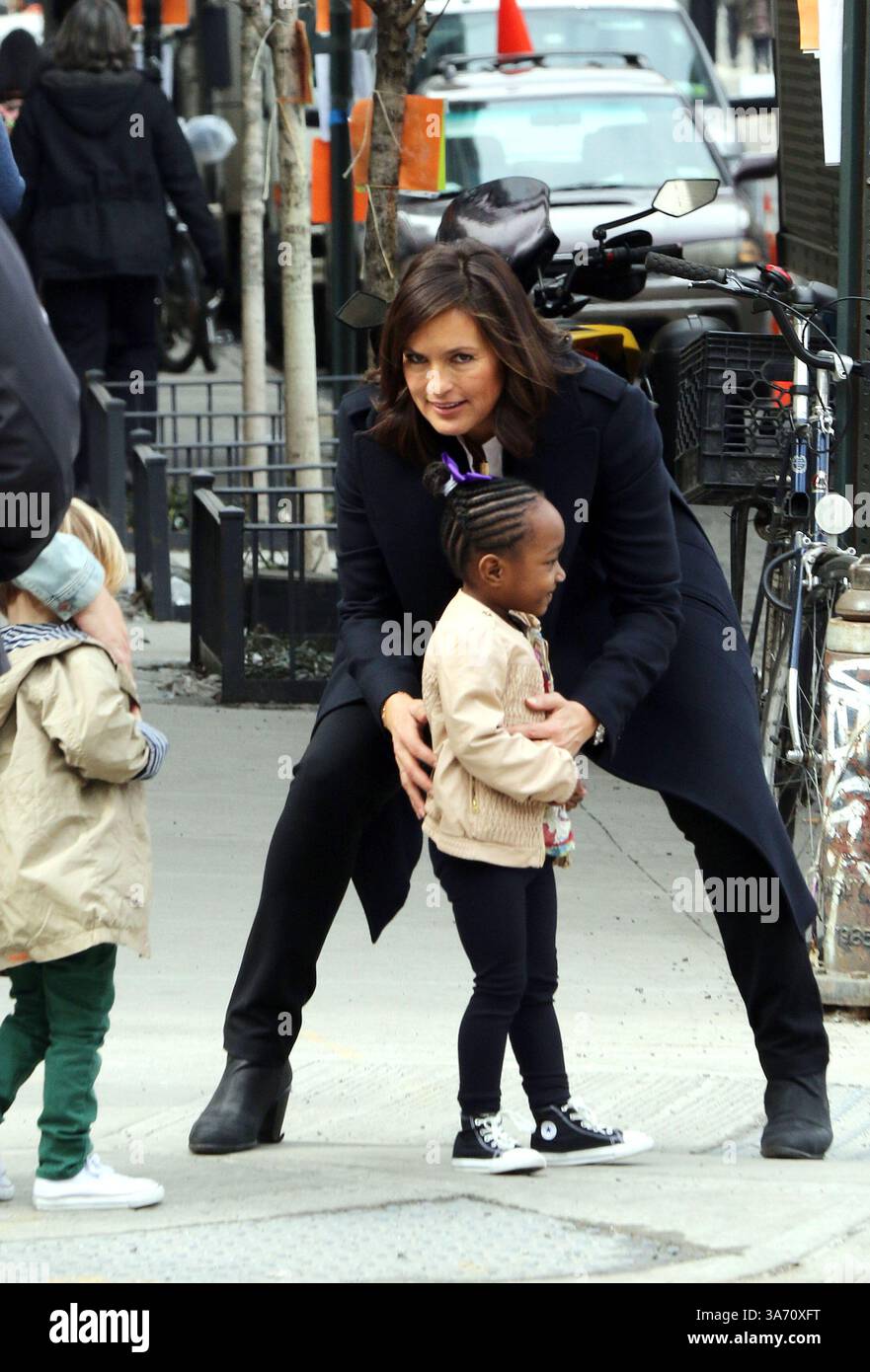 Mariska Hargitay joue avec sa fille Amaya Josephine Hermann sur le plateau de l'émission télévisée "Law and Order : SVU" à New York - 16 mars 2015 Banque D'Images