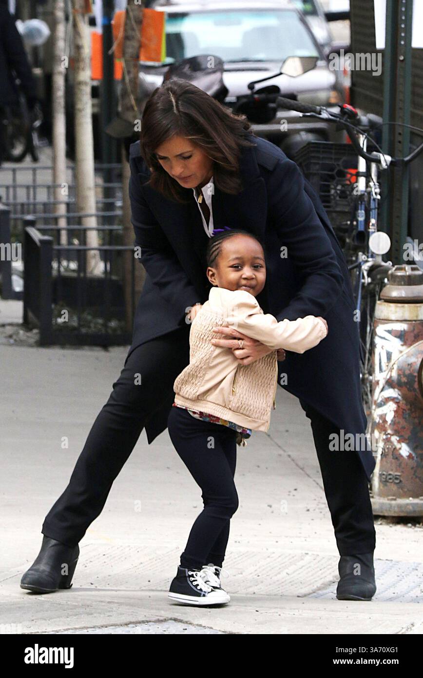 Mariska Hargitay joue avec sa fille Amaya Josephine Hermann sur le plateau de l'émission télévisée "Law and Order : SVU" à New York - 16 mars 2015 Banque D'Images