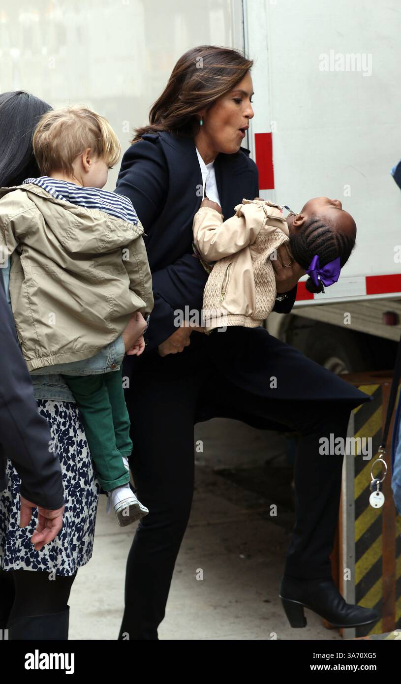 Mariska Hargitay joue avec sa fille Amaya Josephine Hermann sur le plateau de l'émission télévisée "Law and Order : SVU" à New York - 16 mars 2015 Banque D'Images