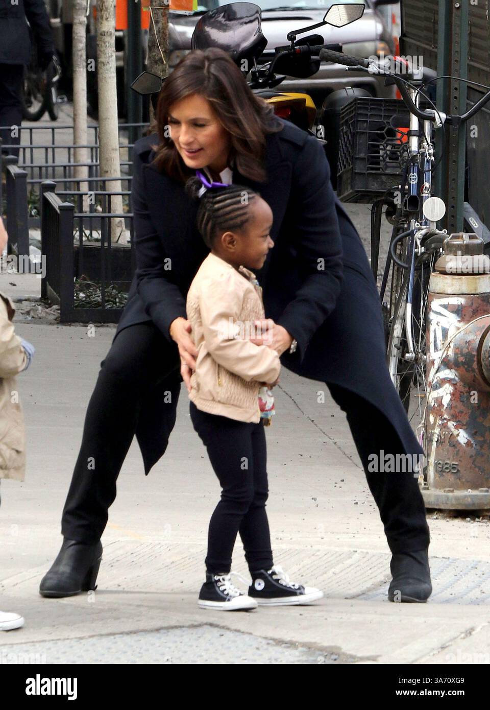 Mariska Hargitay joue avec sa fille Amaya Josephine Hermann sur le plateau de l'émission télévisée "Law and Order : SVU" à New York - 16 mars 2015 Banque D'Images