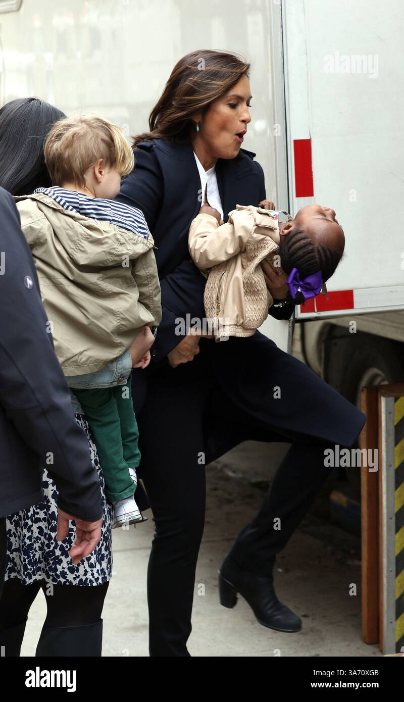 Mariska Hargitay joue avec sa fille Amaya Josephine Hermann sur le plateau de l'émission télévisée "Law and Order : SVU" à New York - 16 mars 2015 Banque D'Images