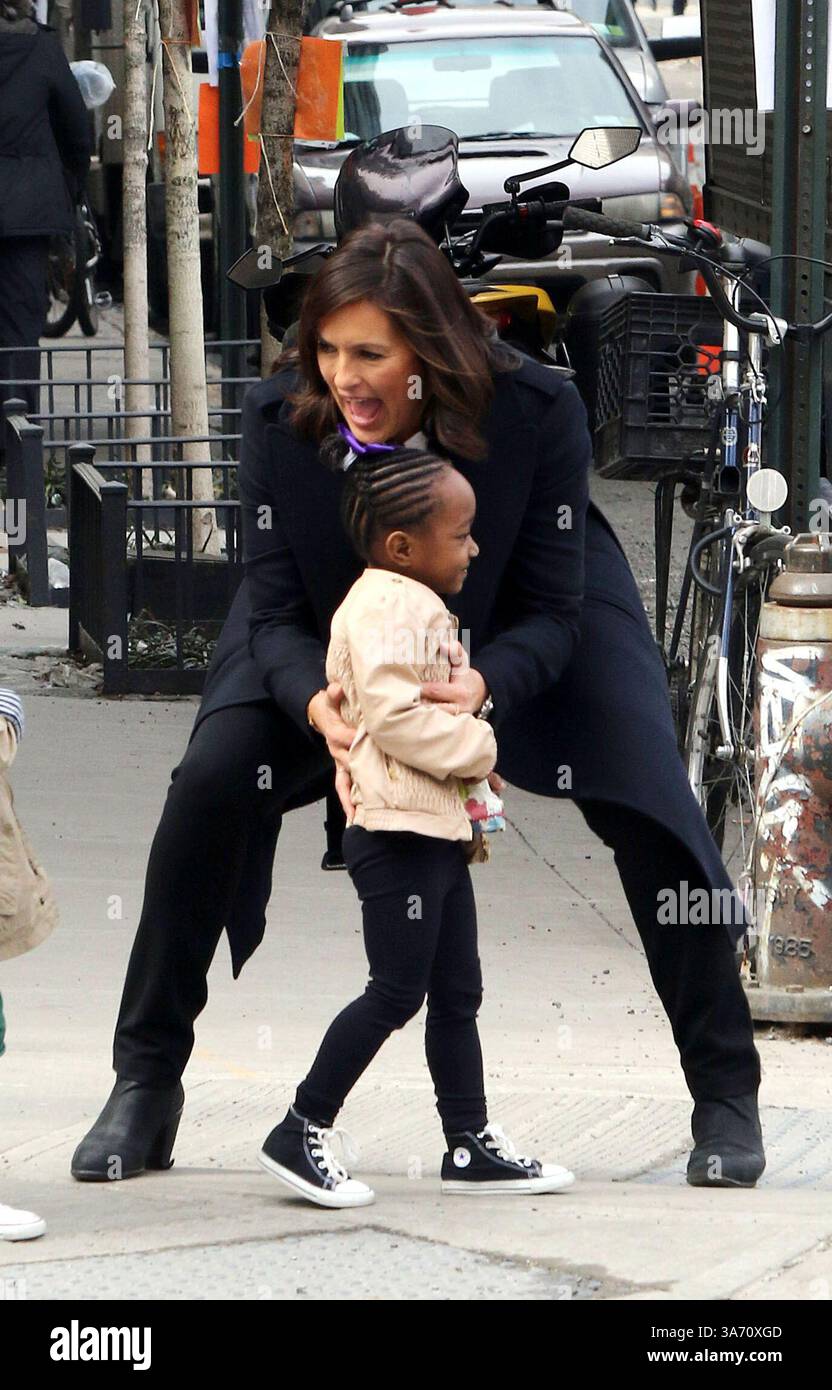 Mariska Hargitay joue avec sa fille Amaya Josephine Hermann sur le plateau de l'émission télévisée "Law and Order : SVU" à New York - 16 mars 2015 Banque D'Images