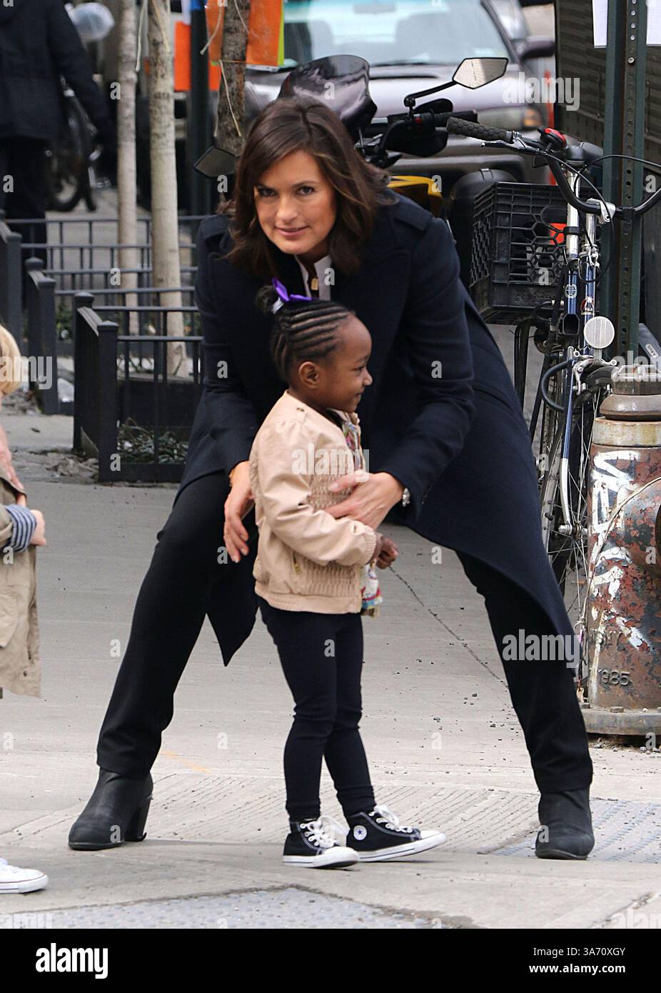 Mariska Hargitay joue avec sa fille Amaya Josephine Hermann sur le plateau de l'émission télévisée "Law and Order : SVU" à New York - 16 mars 2015 Banque D'Images