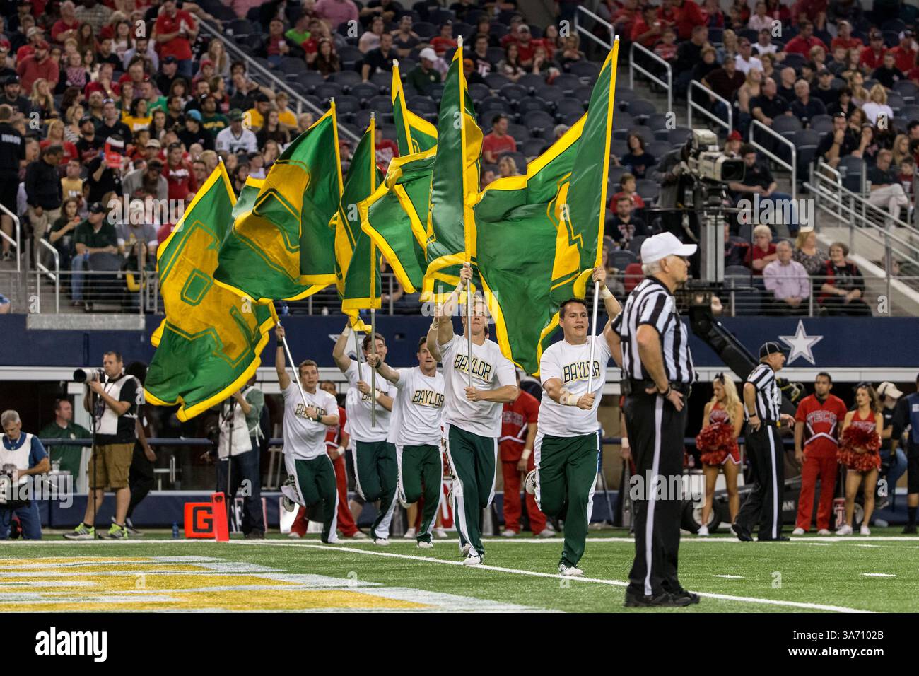 29 novembre 2104 : Baylor Bears pom-meneurs pendant le match de football de la NCAA entre les Baylor Bears et les Texas Tech Red Raiders au AT&T Stadium d'Arlington, Texas. Les Bears ont vaincu les Red Raiders 48-46.(image crédit : © Tim Warner/Cal Sport Media/ZUMAPRESS.com) Banque D'Images