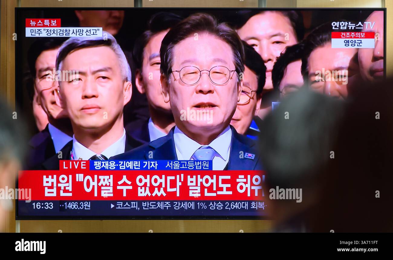 Une émission télévisée Yonhap diffusée 24 heures sur 24 à la gare de Séoul montre Lee Jae-myung, chef du principal parti démocratique d'opposition, s'adressant à des journalistes à la haute Cour de Séoul après que le tribunal eut annulé une peine de prison avec sursis contre lui pour avoir menti en tant que candidat à la présidence lors de l'élection présidentielle de 2022, l'acquittant de l'accusation. (Photo Kim Jae-Hwan / SOPA images/SIPA USA) Banque D'Images