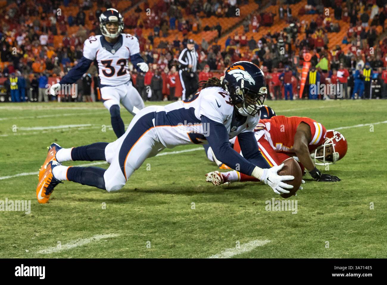 30 novembre 2014 : le cornerback Bradley Roby (29 ans) des Broncos de Denver récupère un fumble du récepteur Donnie Avery (17 ans) des Kansas City Chiefs lors du match NFL entre les Broncos de Denver et les Chiefs de Kansas City au stade Arrowhead de Kansas City, Missouri. Les Broncos ont battu les Chiefs 29-16.(image crédit : © Tim Warner/Cal Sport Media/ZUMAPRESS.com) Banque D'Images