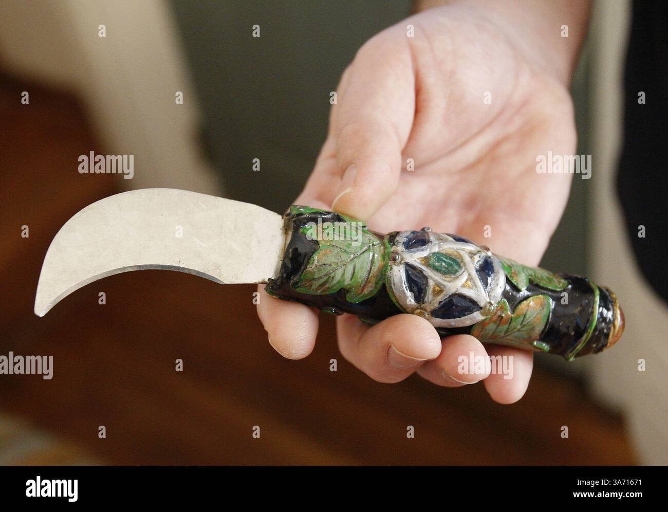 Dec. 1, 2007 - Anthony Fields utilise un boleen dans son service Wiccan à la maison à Lexington, Kentucky. Sa femme Teena Blackburn est une chrétienne orthodoxe, et il est à l'aise avec une religion polythéiste et pratique comme un Wiccan solitaire. (Charles Bertram/Lexington Herald-leader/MCT) (crédit image : © Charles Bertram/MCT/ZUMAPRESS.com) Banque D'Images