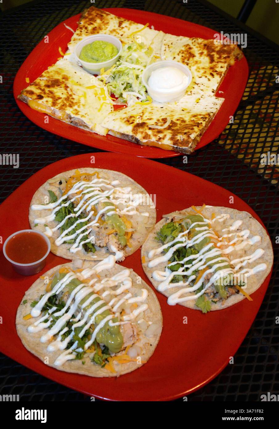 6 novembre 2014 - États-Unis - ARTS - tacos de rue au poulet râpé, bas, et quesadilla de bœuf râpé grillé ''de Garcia'' sur fromage jack, haut, de la Quesadilla grille dans la vieille ville. (Crédit image : © Greg SORBER/Albuquerque Journal/ZUMA Wire) Banque D'Images