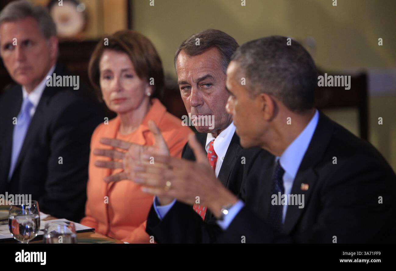 7 novembre 2014 - Washington, District of Columbia, États-Unis d'Amérique - le président des États-Unis Barack Obama rencontre les dirigeants bipartites du Congrès dans l'ancienne salle à manger familiale de la Maison Blanche à Washington, DC le vendredi 7 novembre 2014. De gauche à droite : le chef de la majorité Kevin McCarthy (républicain de Californie), la chef de la minorité parlementaire américaine Nancy Pelosi (démocrate de Californie), le président de la Chambre des représentants des États-Unis John Boehner (républicain de l'Ohio) et le président Obama. Crédit : Dennis Brack / Pool via CNP (crédit image : © Dennis Brack/CNP/ZUMAPRESS.com) Banque D'Images