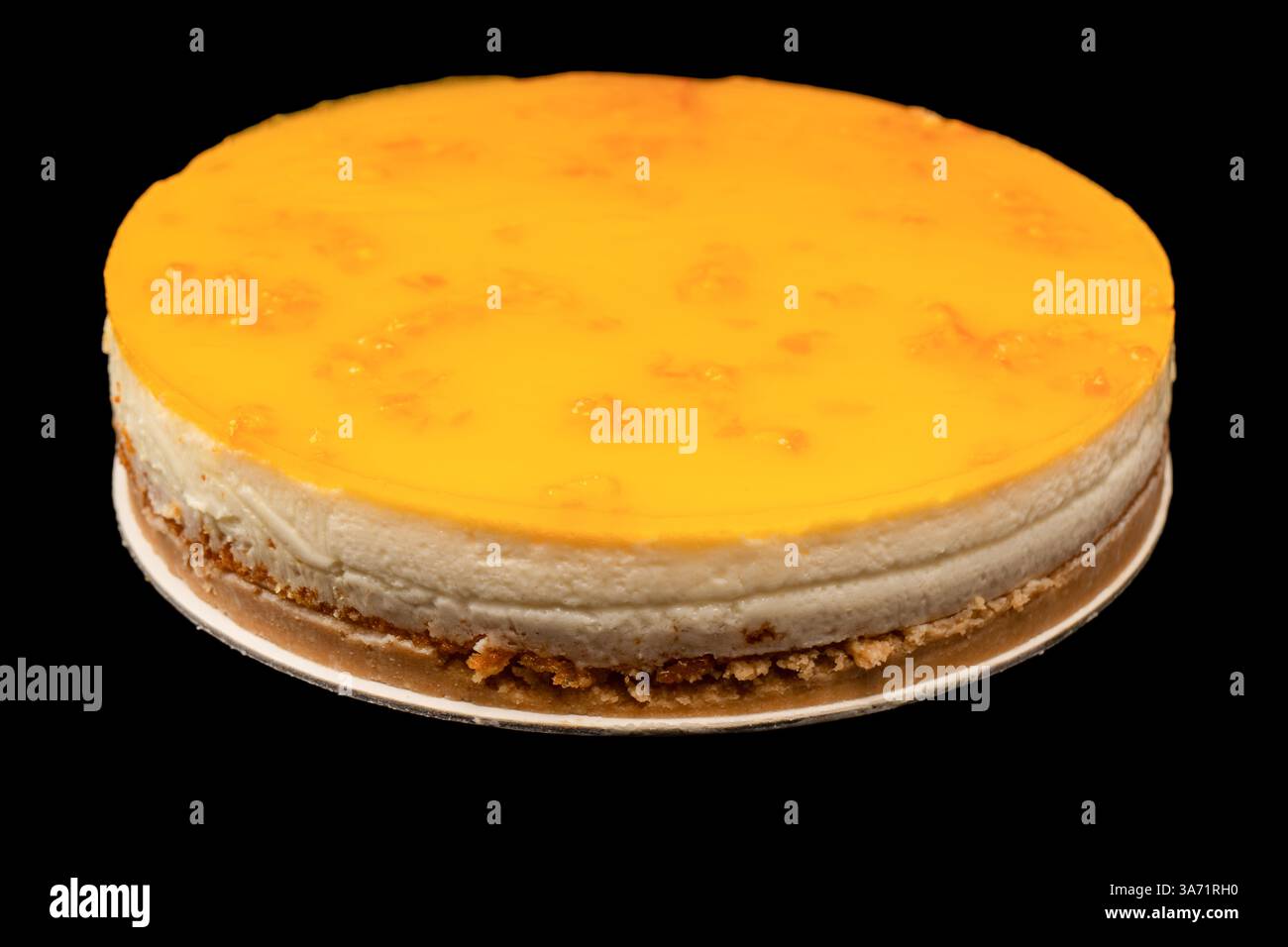 Cheesecake orange isolé sur un fond blanc. Banque D'Images