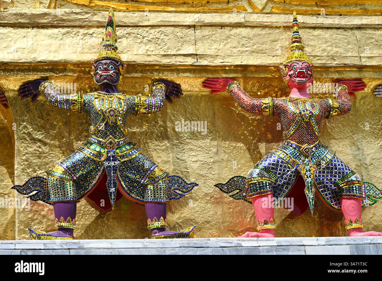 Statues géantes soulevant une pagode dorée au Wat Pra kaew, temple du Grand Palais, Bangkok, Thaïlande Banque D'Images