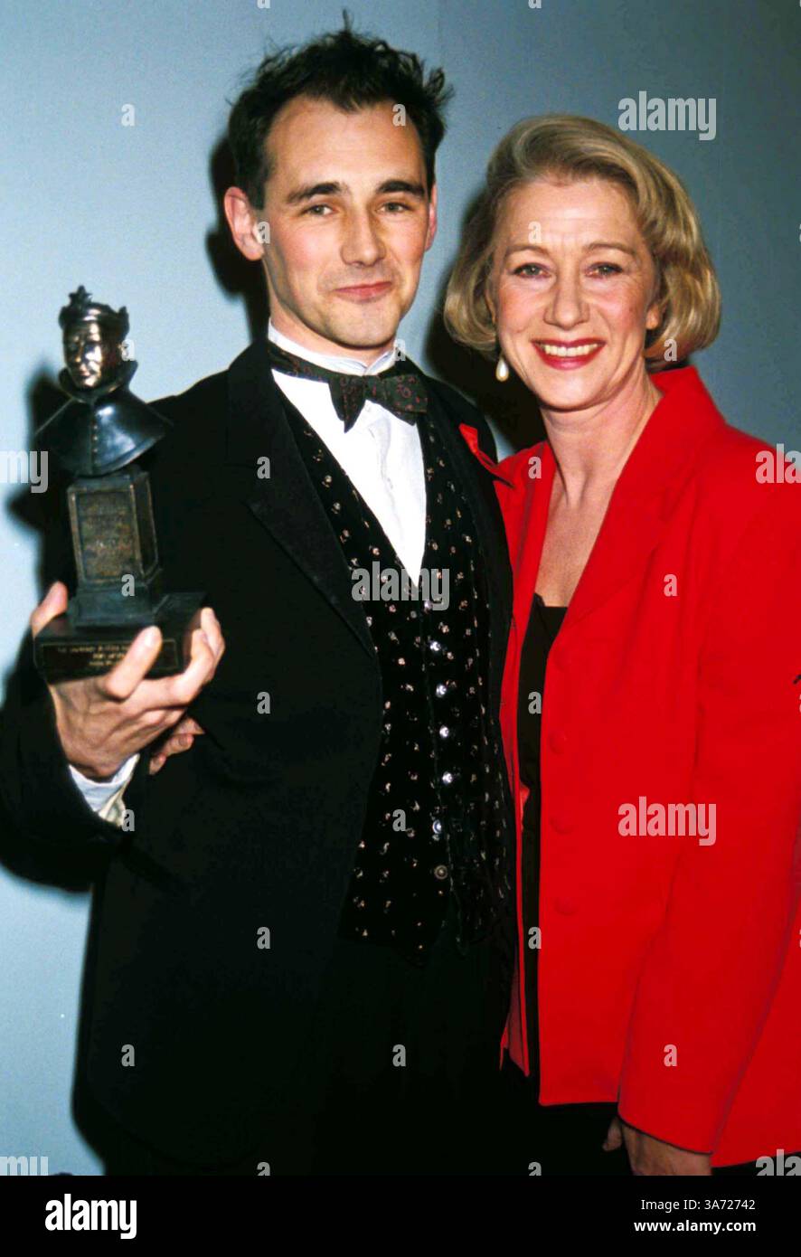 13 MARS 2007 - C/N-015680.OLIVER AWARDS 1994 LONDON PALLADIUM , LONDRES. HELEN MIRREN MARK LAWRENCE. DAVE BENETT- GETTY..HELENMIRRENRETRO(crédit image : © Globe photos/ZUMAPRESS.com) Banque D'Images