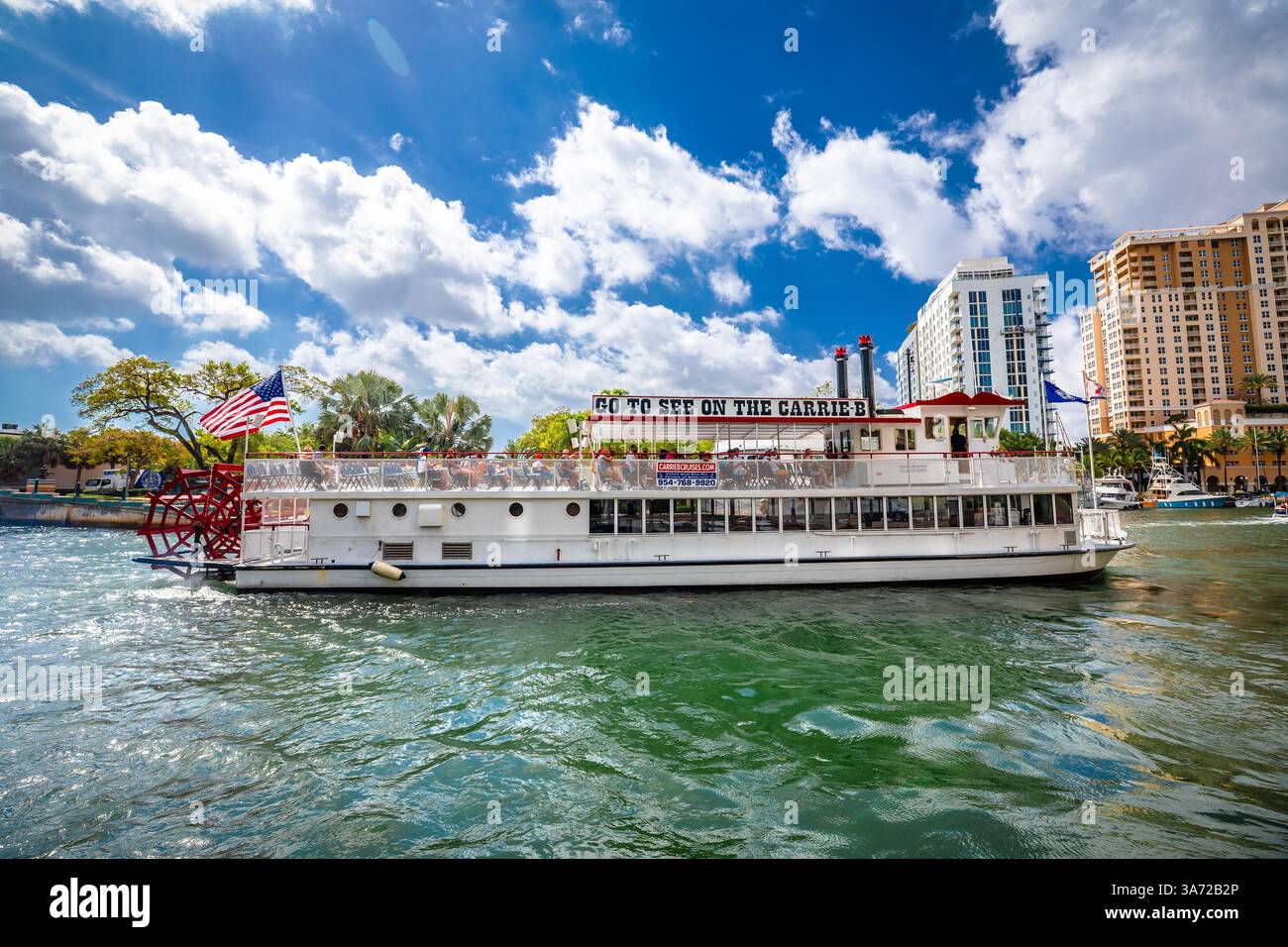 Fort Lauderdale, Floride, États-Unis, 1er avril 2022 : bateau de croisière touristique à Fort Lauderdale Nouvelle vue sur la rivière. Réplique de croisière en bateau à vapeur est célèbre touris Banque D'Images
