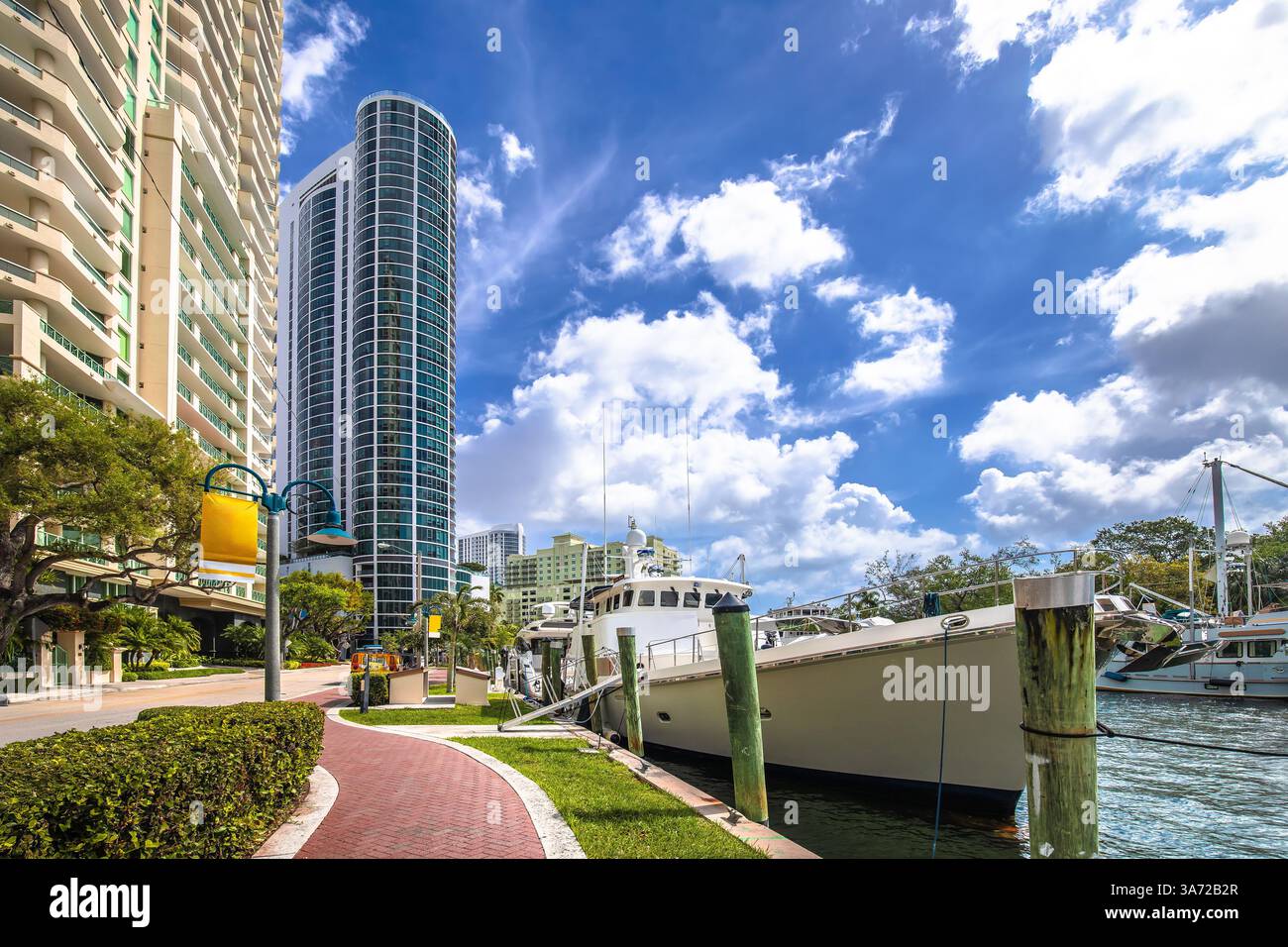 Vue sur la côte touristique de la promenade le long de la rivière de fort Lauderdale, sud de la Floride, États-Unis d'Amérique Banque D'Images