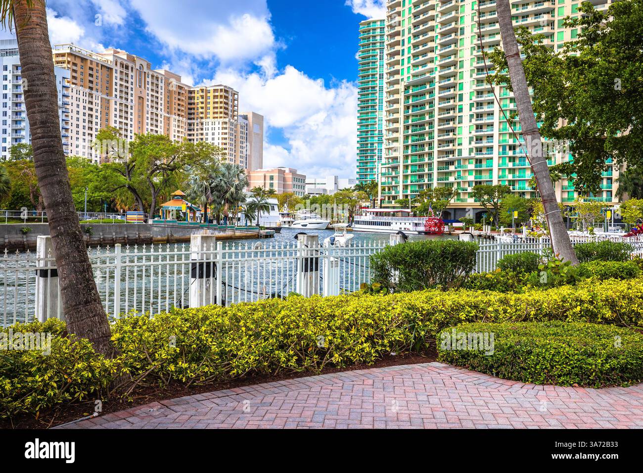 Vue sur la côte touristique de la promenade le long de la rivière de fort Lauderdale, sud de la Floride, États-Unis d'Amérique Banque D'Images
