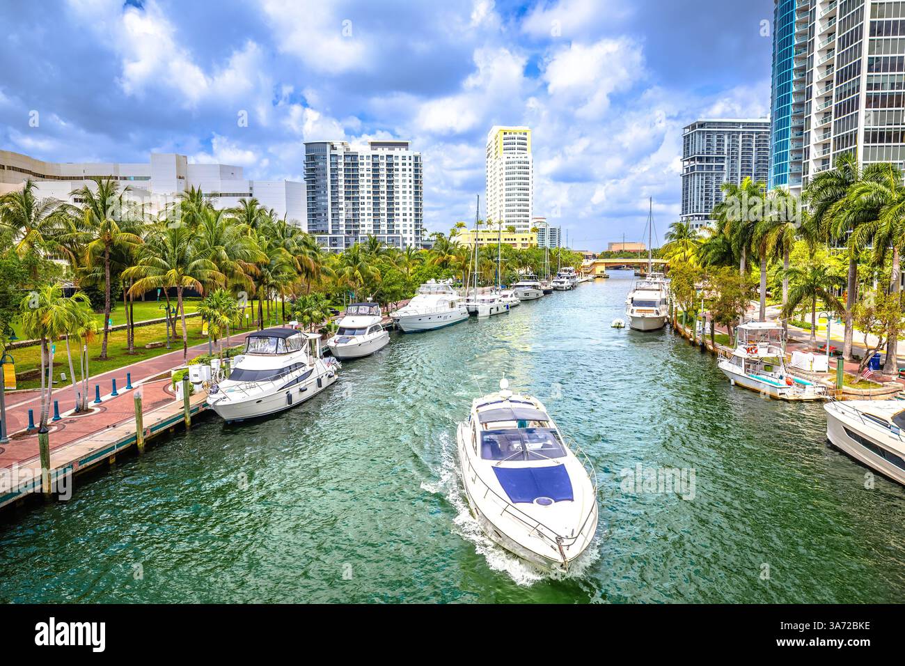 Fort Lauderdale, Floride. Navigation de plaisance au bord de mer pittoresque de la rivière New de Fort Lauderdale. ÉTATS-UNIS Banque D'Images