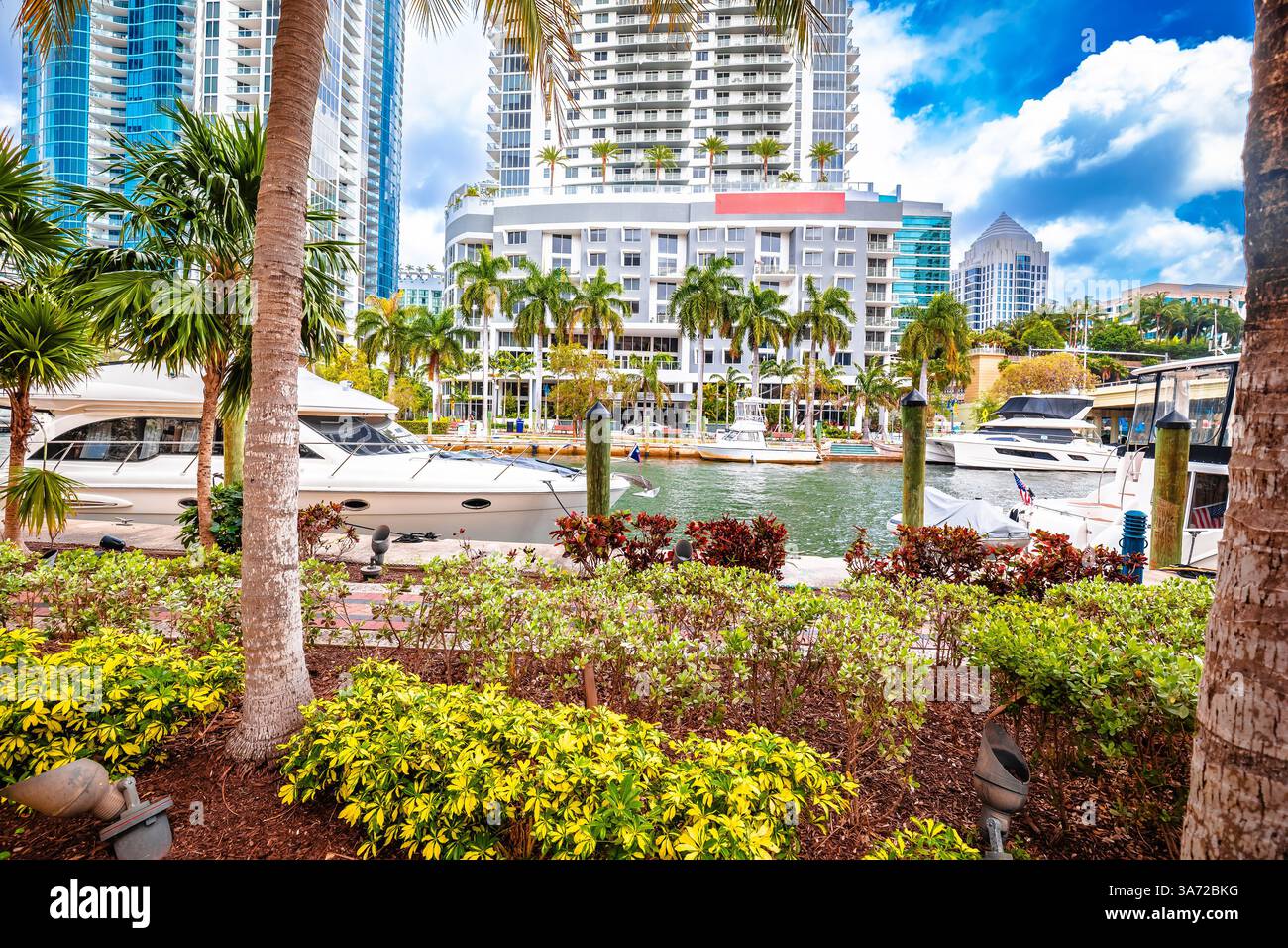 Parc riverain pittoresque de Fort Lauderdale et yachts à New River View, État de Floride des États-Unis Banque D'Images