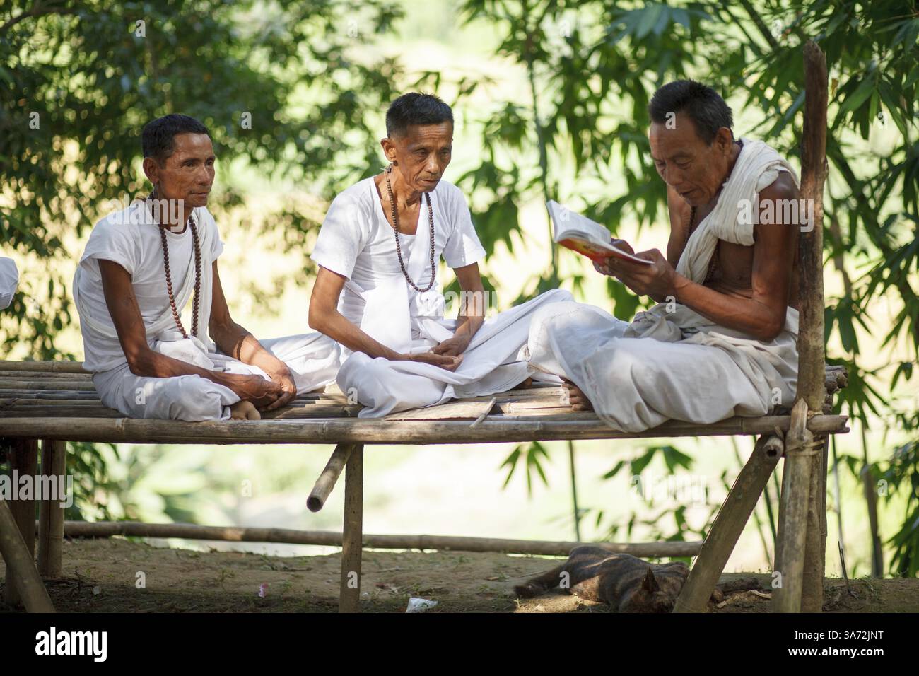 9 octobre 2014 - octobre 09,2014 - Bandarban, Bangladesh - les gens prennent la préparation de pleine lune dans une célébration Boro modok indigènes hill village de Bandarban, au Bangladesh. Bandarban est un quartier dans le sud-est du Bangladesh, et une partie de la division de Chittagong. C'est l'un des trois districts qui composent les Chittagong Hill Tracts, les autres étant le district de Rangamati et Khagrachhari District. Bandarban est considérée comme l'une des plus belles destinations de voyage au Bangladesh. (Ce qui signifie le barrage Bandarban de singes), ou dans les Marmas ou Arakanais langue comme ''Rwa-daw brm'' est aussi connu sous le nom de Banque D'Images