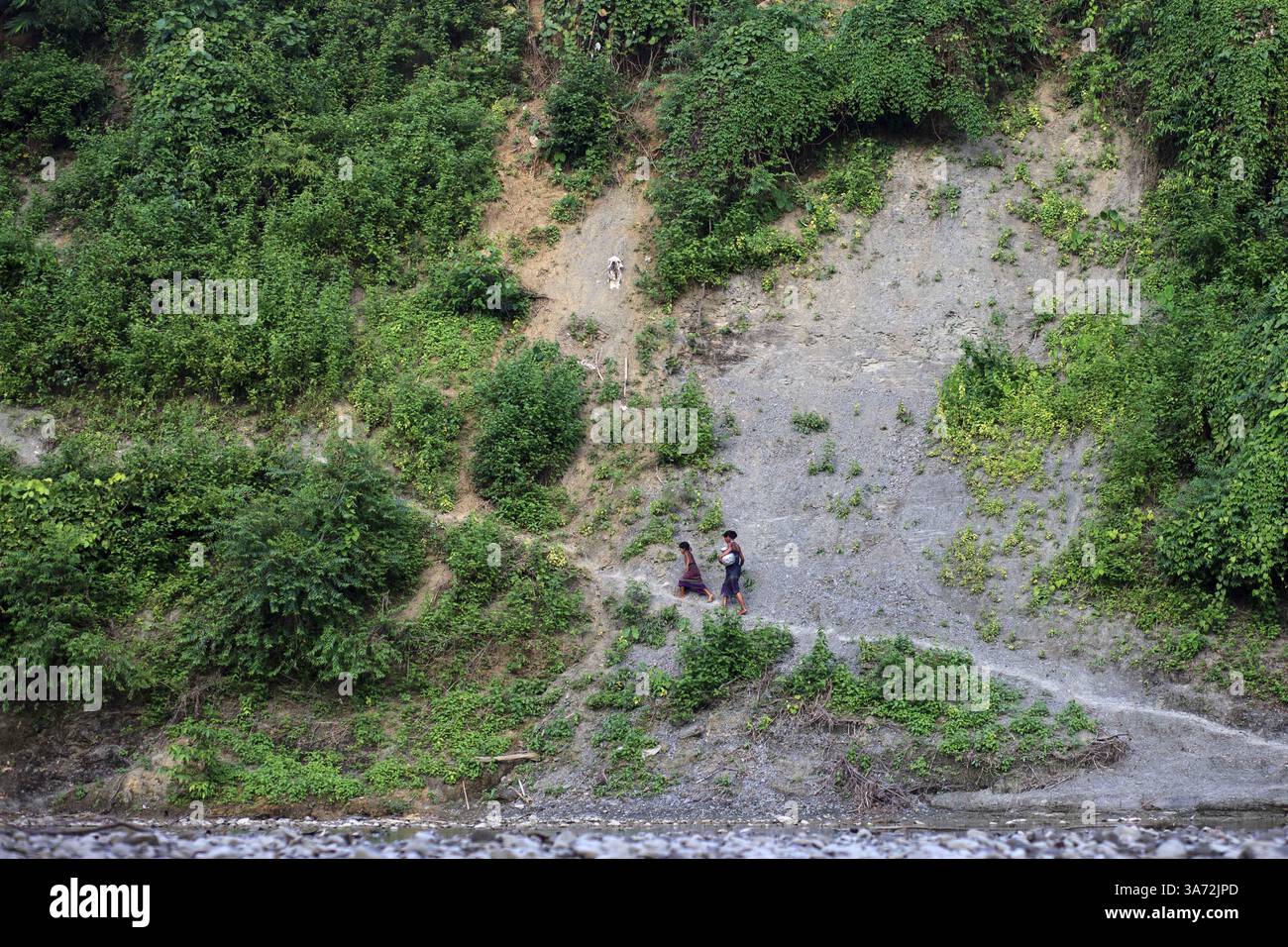 9 octobre 2014 - octobre 10,2014 - Bandarban, Bangladesh - Une communauté Marma gens allant accueil par traking hill à Bandarban, au Bangladesh. Bandarban est un quartier dans le sud-est du Bangladesh, et une partie de la division de Chittagong. C'est l'un des trois districts qui composent les Chittagong Hill Tracts, les autres étant le district de Rangamati et Khagrachhari District. Bandarban est considérée comme l'une des plus belles destinations de voyage au Bangladesh. (Ce qui signifie le barrage Bandarban de singes), ou dans les Marmas ou Arakanais langue comme ''Rwa-daw brm'' est également connu comme Arvumi ou l'Bohmong (Cercle de la re Banque D'Images
