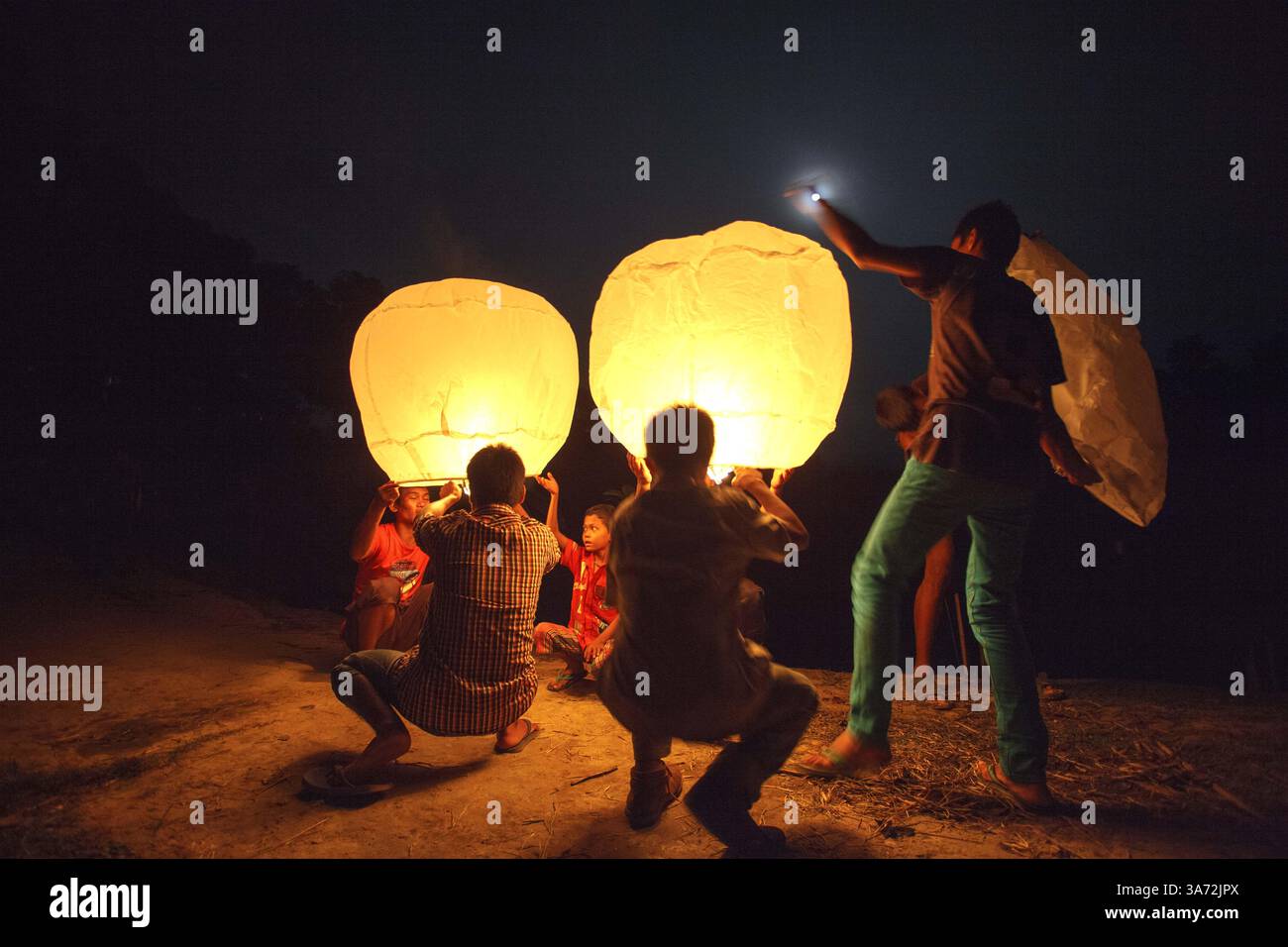 9 octobre 2014 - octobre 09,2014 - Bandarban, Bangladesh â€" les gens de la communauté Marma célébré pleine lune dans une colline Boro modok autochtones village de Bandarban, au Bangladesh. Bandarban est un quartier dans le sud-est du Bangladesh, et une partie de la division de Chittagong. C'est l'un des trois districts qui composent les Chittagong Hill Tracts, les autres étant le district de Rangamati et Khagrachhari District. Bandarban est considérée comme l'une des plus belles destinations de voyage au Bangladesh. (Ce qui signifie le barrage Bandarban de singes), ou dans les Marmas ou Arakanais langue comme ''Rwa-daw brm'', également connu sous le nom de Arvum Banque D'Images
