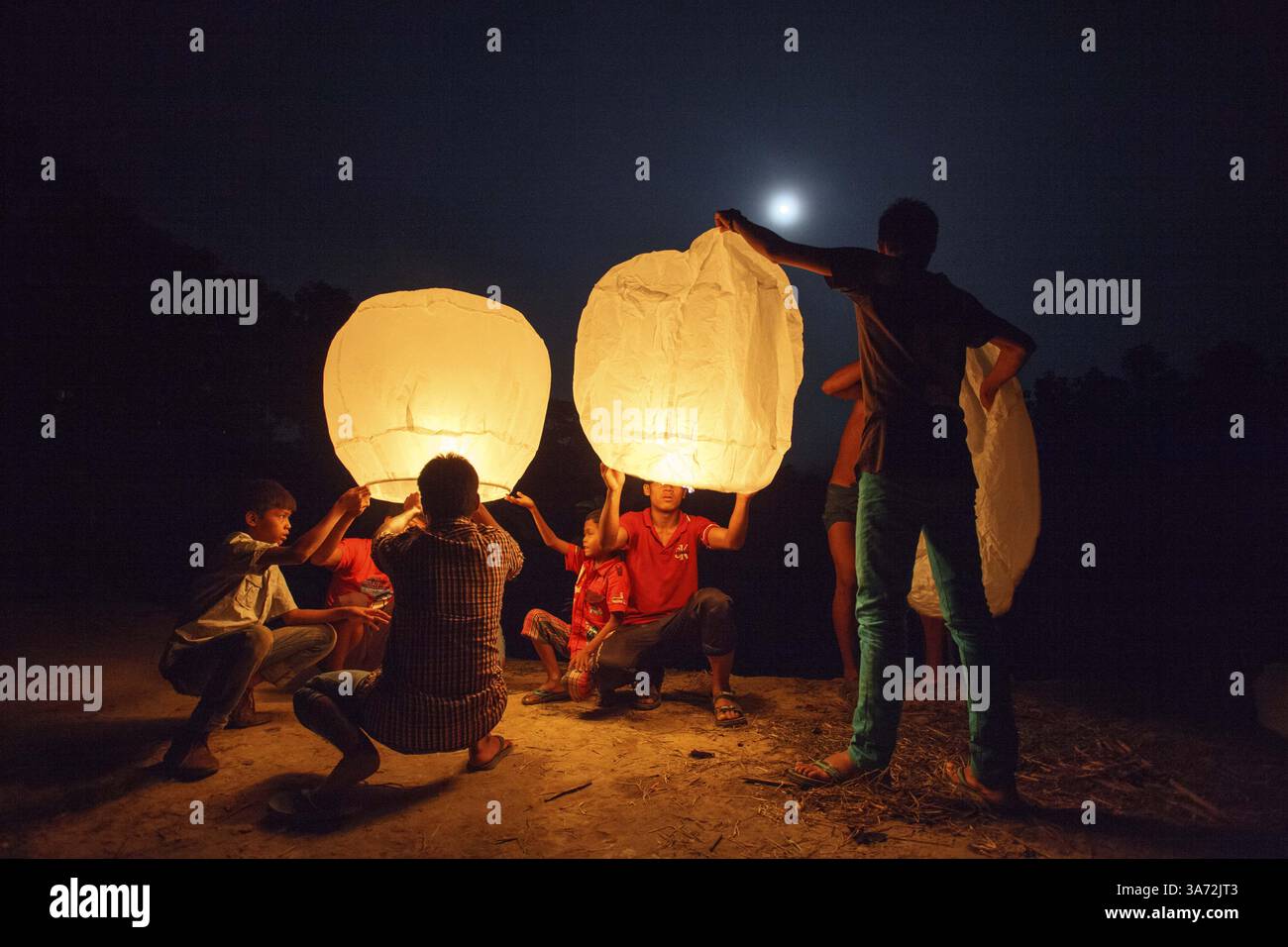 9 octobre 2014 - octobre 09,2014 - Bandarban, Bangladesh â€" les gens de la communauté Marma célébré pleine lune dans une colline Boro modok autochtones village de Bandarban, au Bangladesh. Bandarban est un quartier dans le sud-est du Bangladesh, et une partie de la division de Chittagong. C'est l'un des trois districts qui composent les Chittagong Hill Tracts, les autres étant le district de Rangamati et Khagrachhari District. Bandarban est considérée comme l'une des plus belles destinations de voyage au Bangladesh. (Ce qui signifie le barrage Bandarban de singes), ou dans les Marmas ou Arakanais langue comme ''Rwa-daw brm'', également connu sous le nom de Arvum Banque D'Images