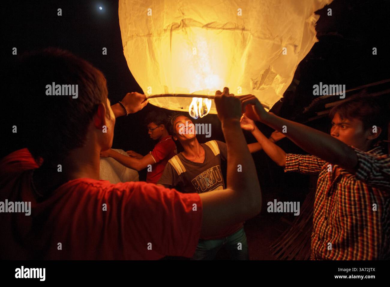 9 octobre 2014 - octobre 09,2014 - Bandarban, Bangladesh â€" les gens de la communauté Marma célébré pleine lune dans une colline Boro modok autochtones village de Bandarban, au Bangladesh. Bandarban est un quartier dans le sud-est du Bangladesh, et une partie de la division de Chittagong. C'est l'un des trois districts qui composent les Chittagong Hill Tracts, les autres étant le district de Rangamati et Khagrachhari District. Bandarban est considérée comme l'une des plus belles destinations de voyage au Bangladesh. (Ce qui signifie le barrage Bandarban de singes), ou dans les Marmas ou Arakanais langue comme ''Rwa-daw brm'', également connu sous le nom de Arvum Banque D'Images