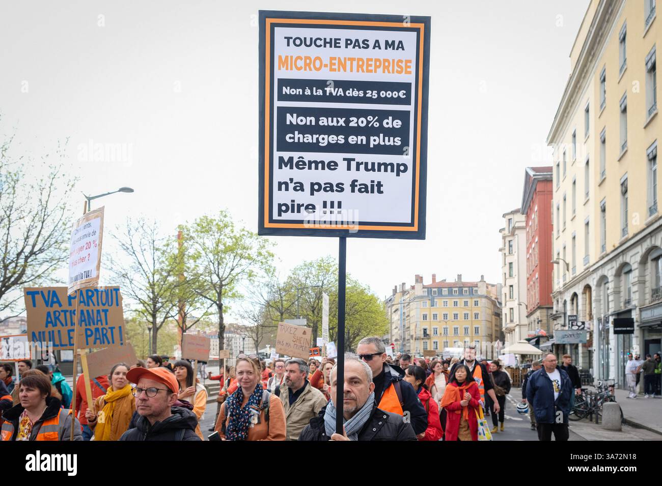 Démonstration pour dire non à l'abaissement du seuil d'exonération de TVA pour les travailleurs indépendants et les micro-entrepreneurs. Banque D'Images