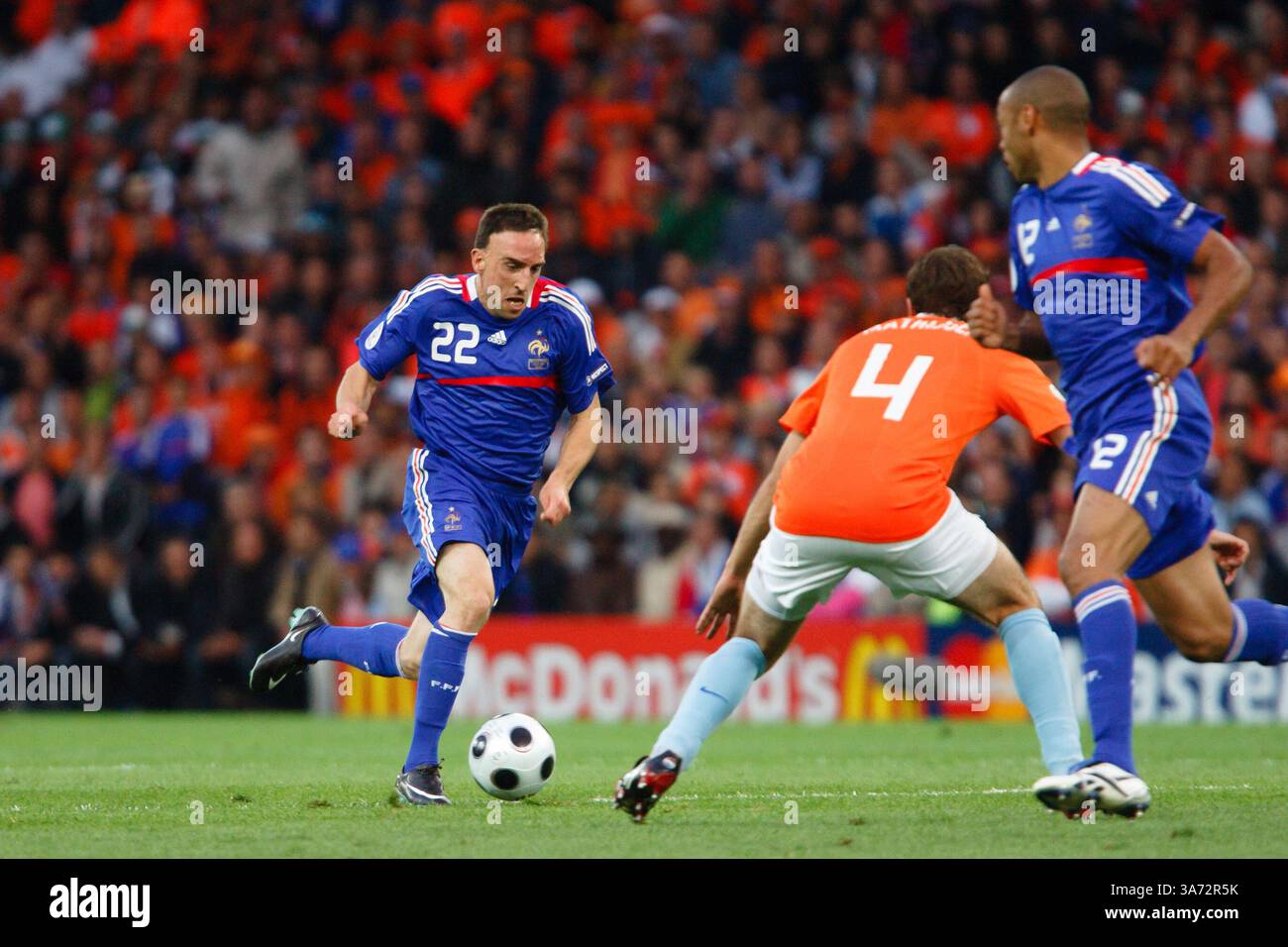 Franck Ribery (22) sur l'attaque contre la Hollande lors d'un match du Groupe C de l'UEFA Euro 2008 au stade de Suisse le 13 juin 2008 à Berne, Suisse. Usage éditorial exclusif. Utilisation commerciale interdite. (Photographie de Jonathan Paul Larsen / Diadem images) Banque D'Images