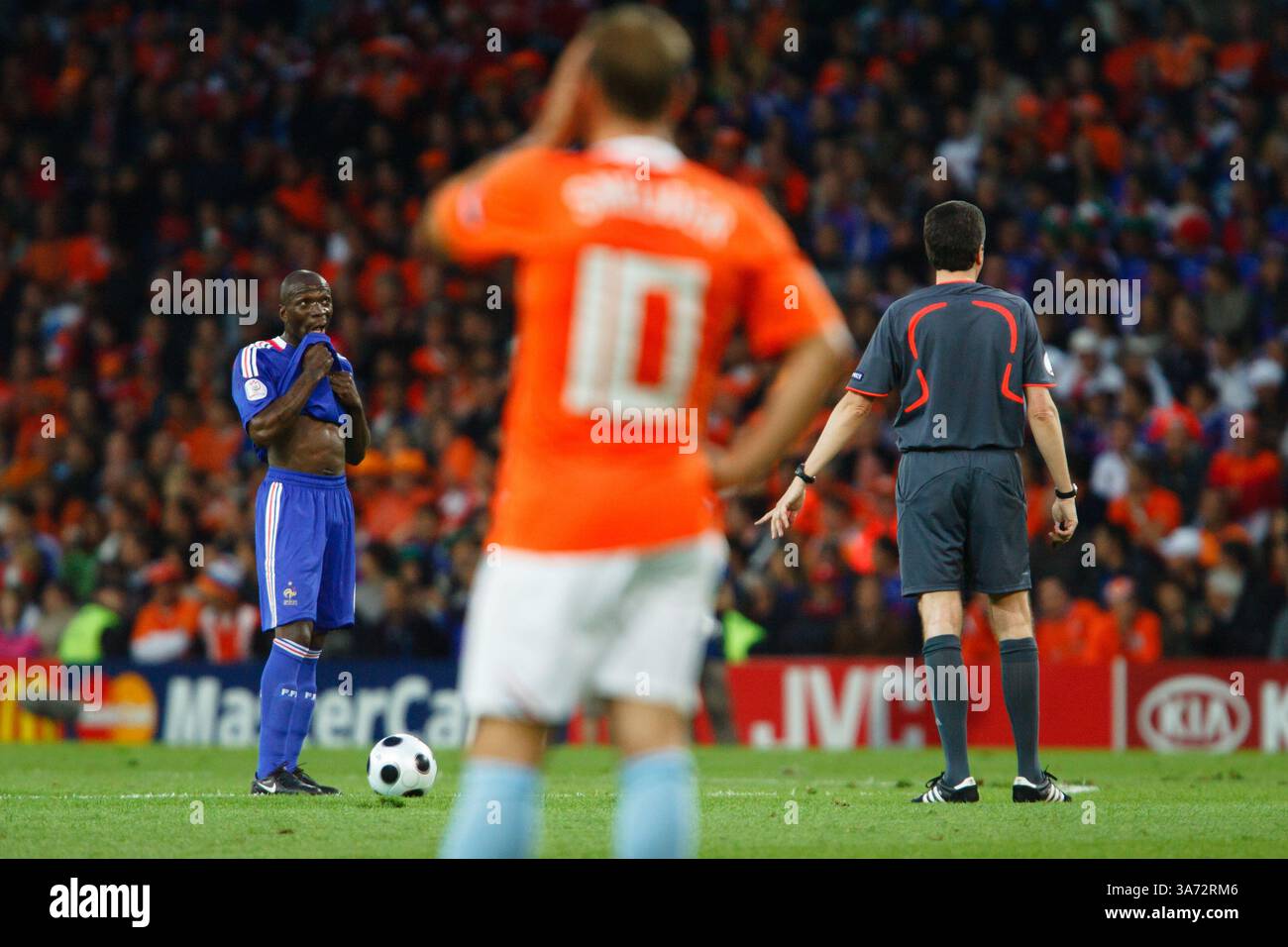 Claude Makelele, Français (l), attend la reprise du jeu après avoir été réservé avec un carton jaune averti par l'arbitre Herbert Frandel lors d'un match UEFA Euro 2008 Groupe C entre la France et la Hollande au stade de Suisse le 13 juin 2008 à Berne, Suisse. Usage éditorial exclusif. Utilisation commerciale interdite. (Photographie de Jonathan Paul Larsen / Diadem images) Banque D'Images