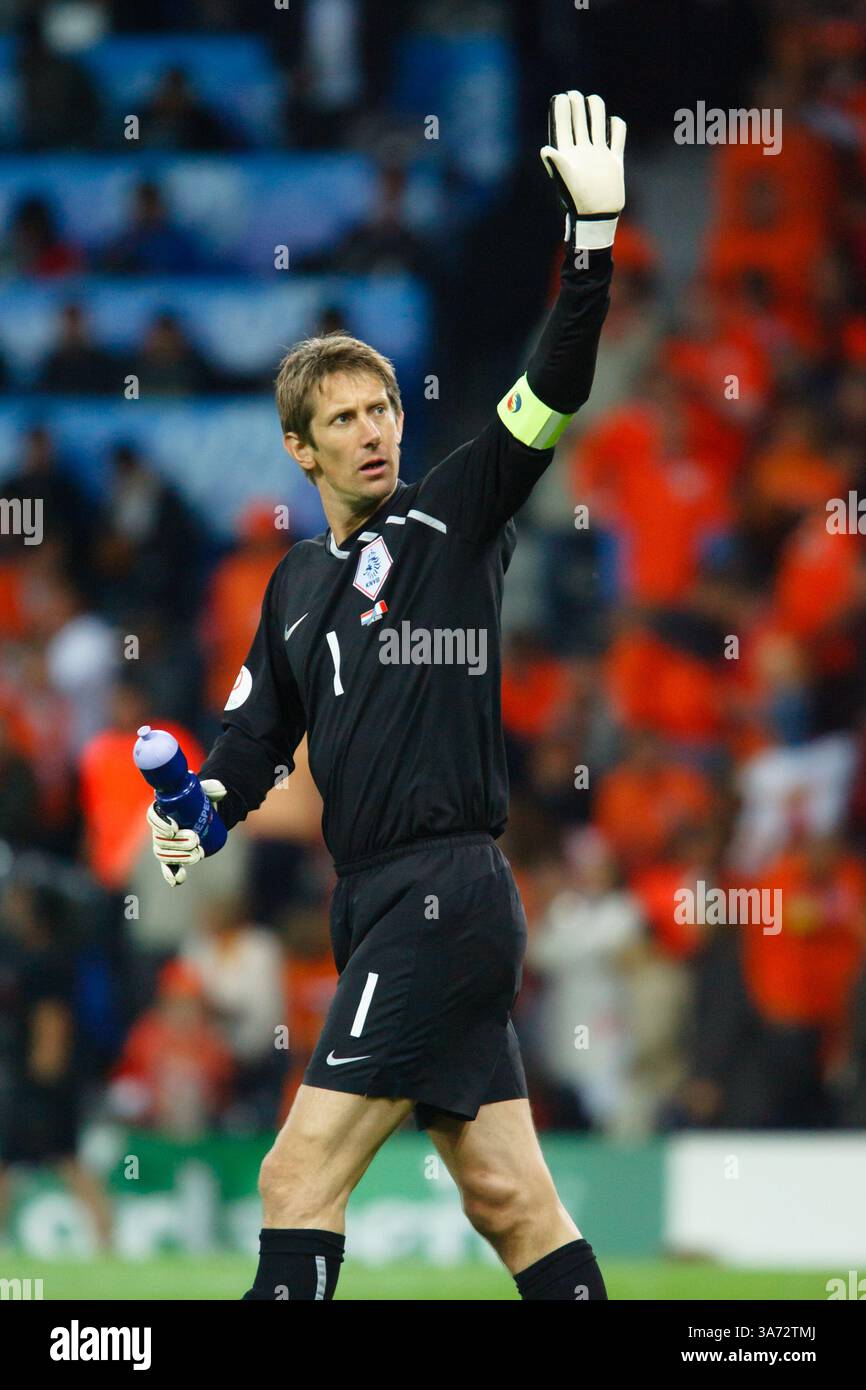 Le gardien de but néerlandais Edwin van der SAR fait des gestes aux supporters lors d'un match du Groupe C de l'UEFA Euro 2008 contre la France au stade de Suisse le 13 juin 2008 à Berne, Suisse. Usage éditorial exclusif. Utilisation commerciale interdite. (Photographie de Jonathan Paul Larsen / Diadem images) Banque D'Images