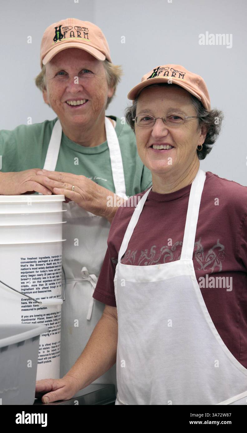 7 octobre 2014 - Hillsborough, Caroline du Nord, États-Unis - Audrey Lin, propriétaire/exploitant de Two Chicks Farm, à gauche, et Debbie Donnald, associée d'affaires, posent pour un portrait le 7 octobre 2014 à la ferme Two Chicks Farm pour l'exploitation de bocaux dans une vitrine du centre commercial Boone Square à Hillsborough, Caroline du Nord. Donnald et Lin cultivent des légumes frais à Two Chicks Farm dans le comté d'Orange, et depuis 2010 ont exploité leur entreprise de fermentation, fabriquant des produits végétaux fermentés probiotiques sains tels que des types de choucroute ainsi que des gelées de kimchi et de poivre. (Crédit image : © Harry Lynch/TNS/ZUMA Wire) Banque D'Images