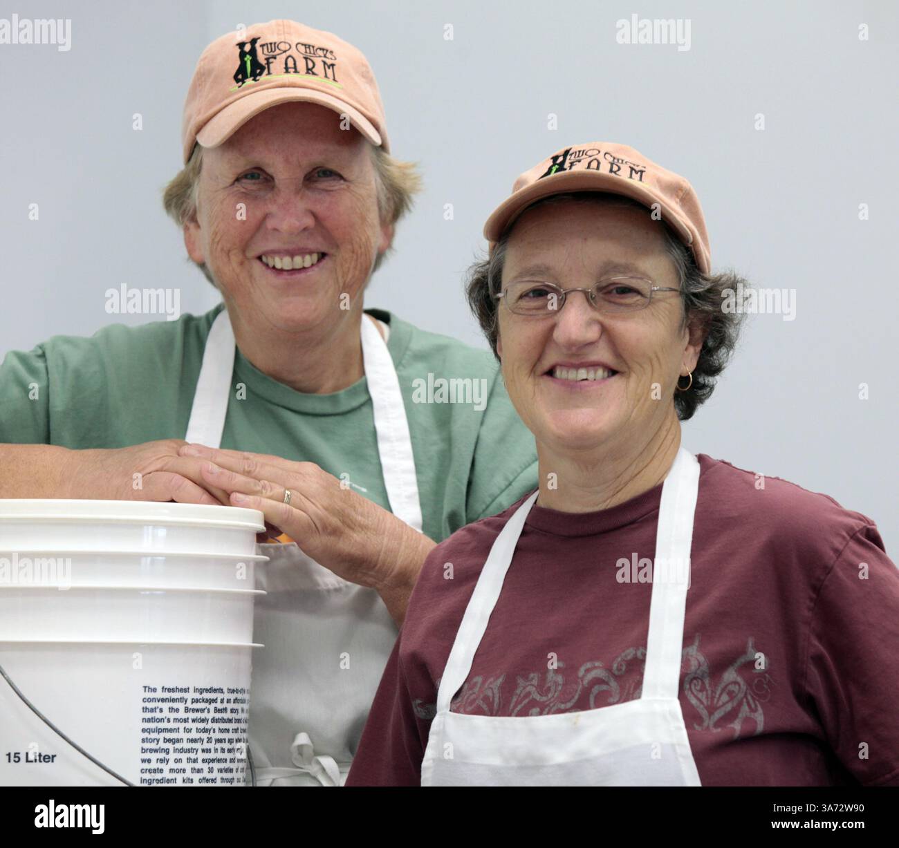 7 octobre 2014 - Hillsborough, Caroline du Nord, États-Unis - Audrey Lin, propriétaire/exploitant de Two Chicks Farm, à gauche, et Debbie Donnald, associée d'affaires, posent pour un portrait le 7 octobre 2014 à la ferme Two Chicks Farm pour l'exploitation de bocaux dans une vitrine du centre commercial Boone Square à Hillsborough, Caroline du Nord. Donnald et Lin cultivent des légumes frais à Two Chicks Farm dans le comté d'Orange, et depuis 2010 ont exploité leur entreprise de fermentation, fabriquant des produits végétaux fermentés probiotiques sains tels que des types de choucroute ainsi que des gelées de kimchi et de poivre. (Crédit image : © Harry Lynch/TNS/ZUMA Wire) Banque D'Images