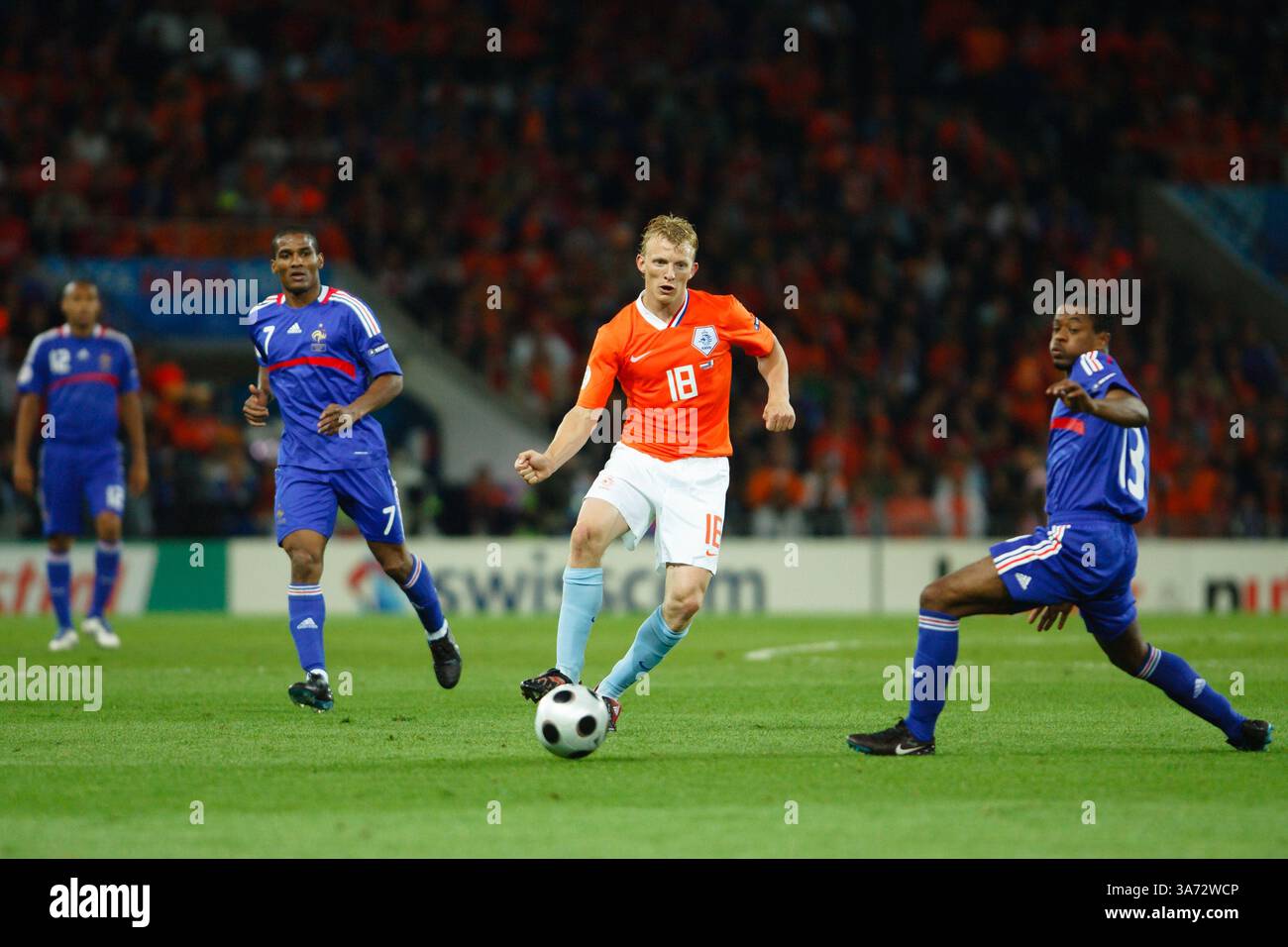 Le Hollandais Dirk Kuyt passe le ballon lors d'un match du Groupe C de l'UEFA Euro 2008 contre la France au stade de Suisse le 13 juin 2008 à Berne, Suisse. Usage éditorial exclusif. Utilisation commerciale interdite. (Photographie de Jonathan Paul Larsen / Diadem images) Banque D'Images