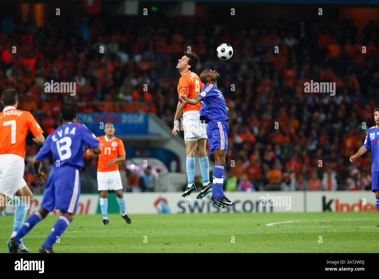 Ruud van Nistelrooy de Hollande (G) affronte le Français William Gallas (d) lors d'un match du Groupe C de l'UEFA Euro 2008 au stade de Suisse le 13 juin 2008 à Berne, Suisse. Usage éditorial exclusif. Utilisation commerciale interdite. (Photographie de Jonathan Paul Larsen / Diadem images) Banque D'Images