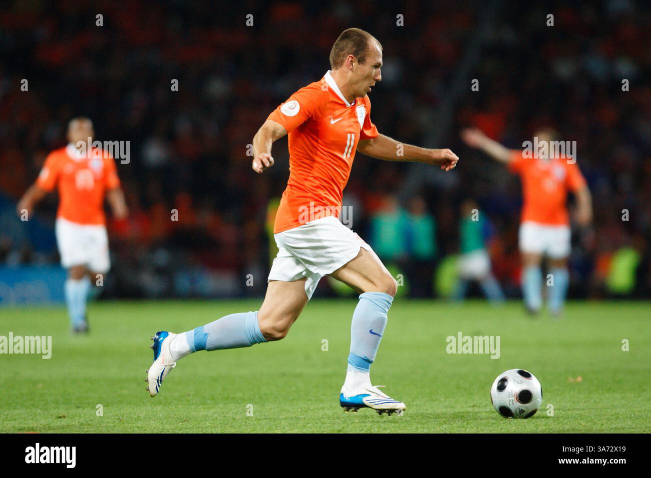 Arjen Robben de Hollande sur le ballon lors d'un match du Groupe C de l'UEFA Euro 2008 contre la France au stade de Suisse le 13 juin 2008 à Berne, Suisse. Usage éditorial exclusif. Utilisation commerciale interdite. (Photographie de Jonathan Paul Larsen / Diadem images) Banque D'Images