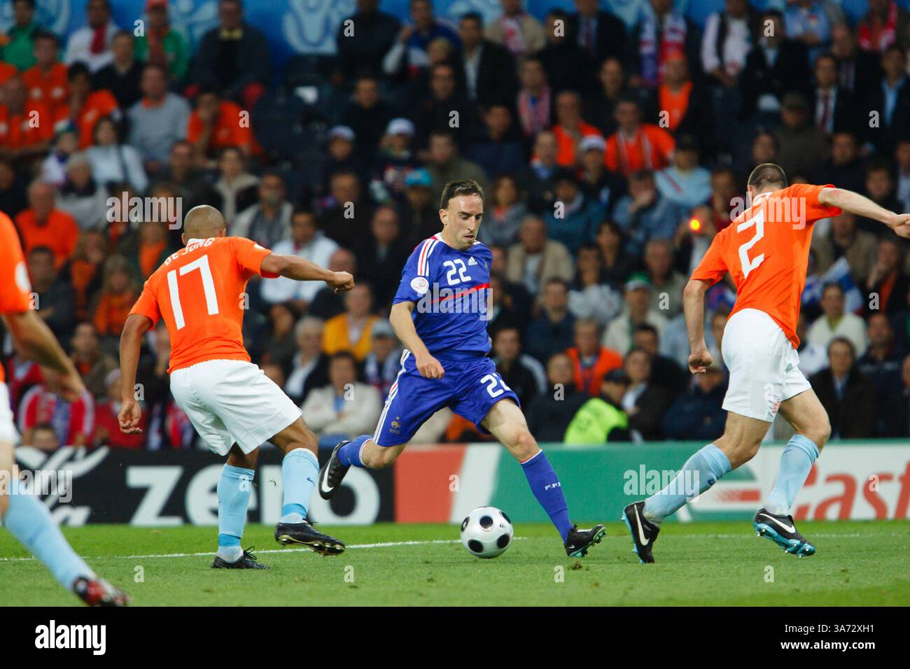 Franck Ribery (22) sur l'attaque contre la Hollande lors d'un match du Groupe C de l'UEFA Euro 2008 au stade de Suisse le 13 juin 2008 à Berne, Suisse. Usage éditorial exclusif. Utilisation commerciale interdite. (Photographie de Jonathan Paul Larsen / Diadem images) Banque D'Images