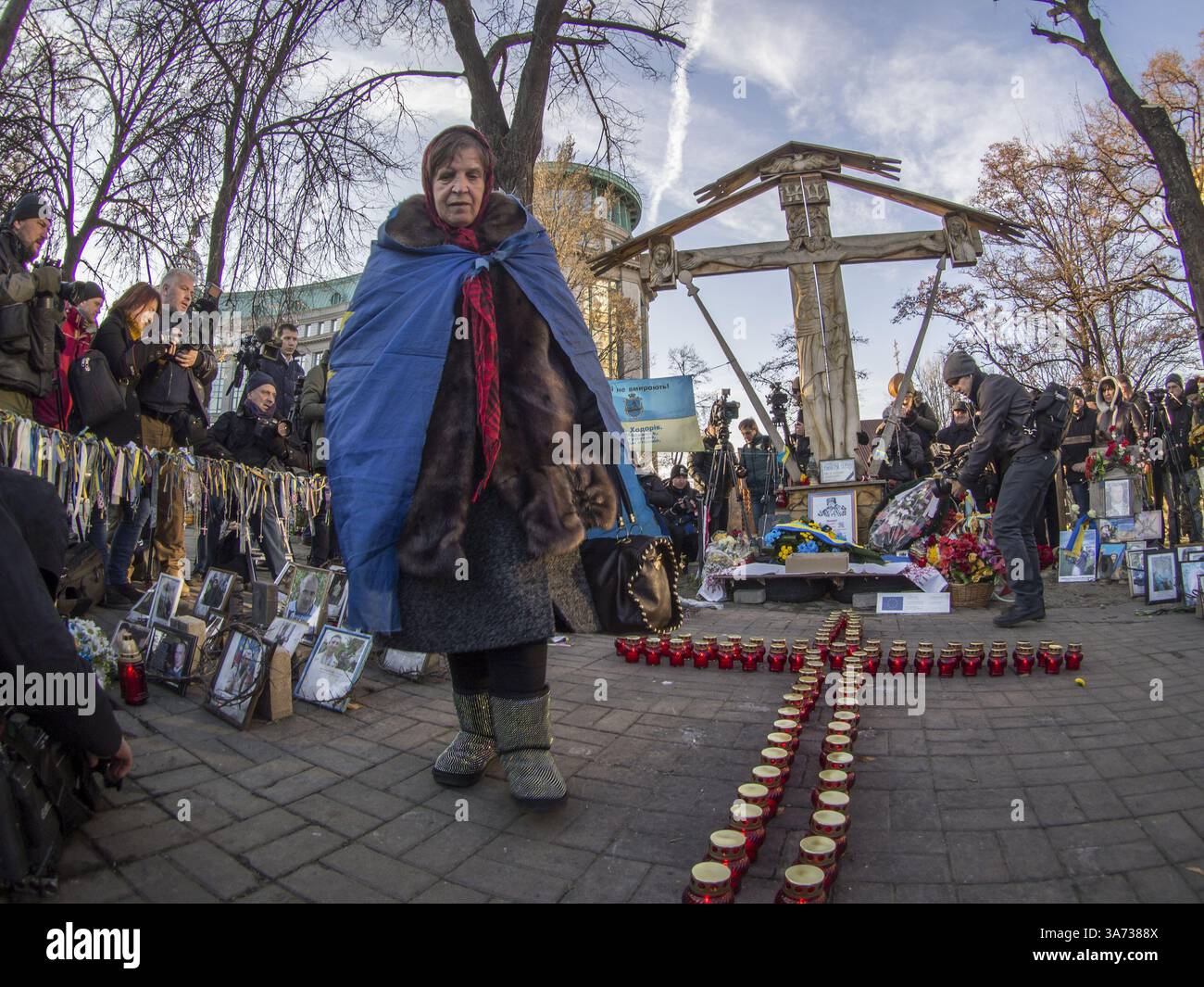 Le 21 novembre 2014 - Il y a des centaines de héros Croix céleste à l'anniversaire de la révolution de la dignité ont été une centaine de personnes, ils ont apporté des fleurs et les lampes au mémorial signe. (Crédit Image : © Igor Golovniov/Zuma sur le fil) Banque D'Images