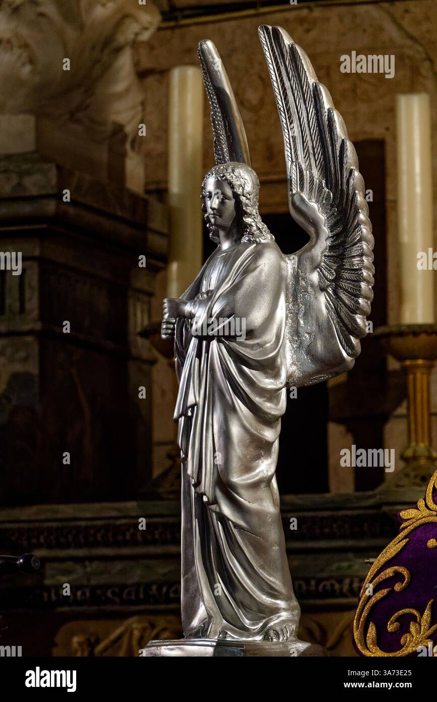 Paris, FRANCE - 10-12-2013 2024 : statue en métal (début du XXe siècle) d'un ange en adoration et en prière. Banque D'Images