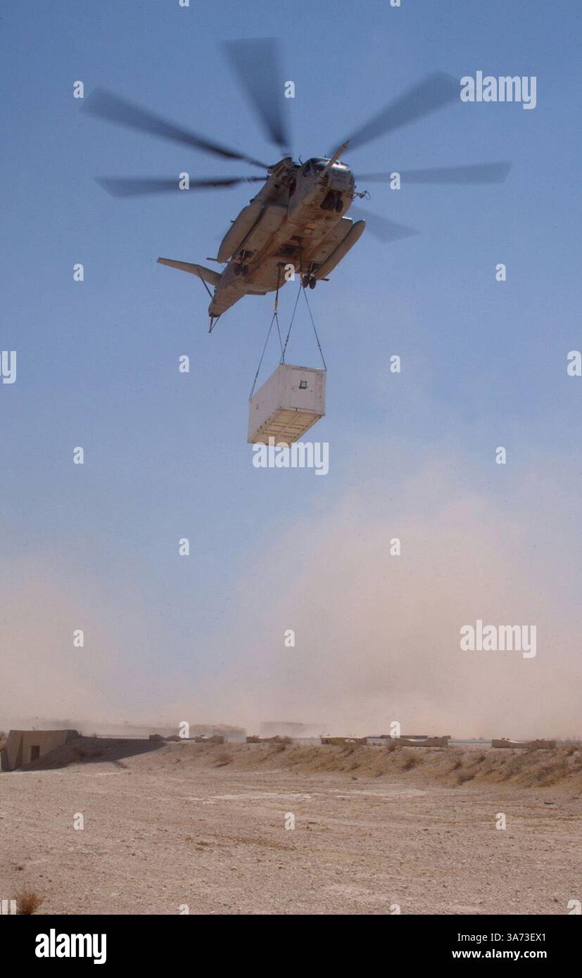 20 avril 2004 ; Ouest de l'Irak, Irak ; Un CH-53E Super étalon approche d'une zone d'atterrissage pour déposer sa cargaison à une base opérationnelle avancée dans l'Ouest de l'Irak, le 20 avril. L'hélicoptère appartient au Marine Heavy Helicopter Squadron 465, Marine Aircraft Group 16, 3rd Marine Aircraft Wing, qui effectue des missions de transport lourd à toutes les unités marines dans l'ouest de l'Irak. Banque D'Images