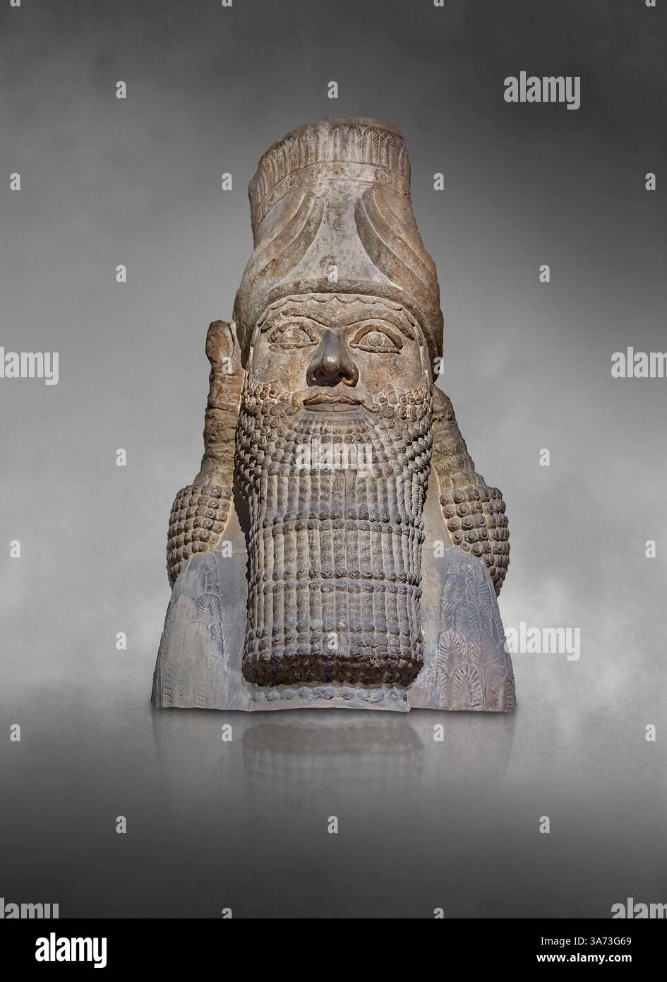 Sculpture en gypse néo-assyrien d'un taureau ailé à tête humaine. 670 av. J.-C., Nimrud South West Palace, British Museum inv no 118893. Fond gris. Banque D'Images