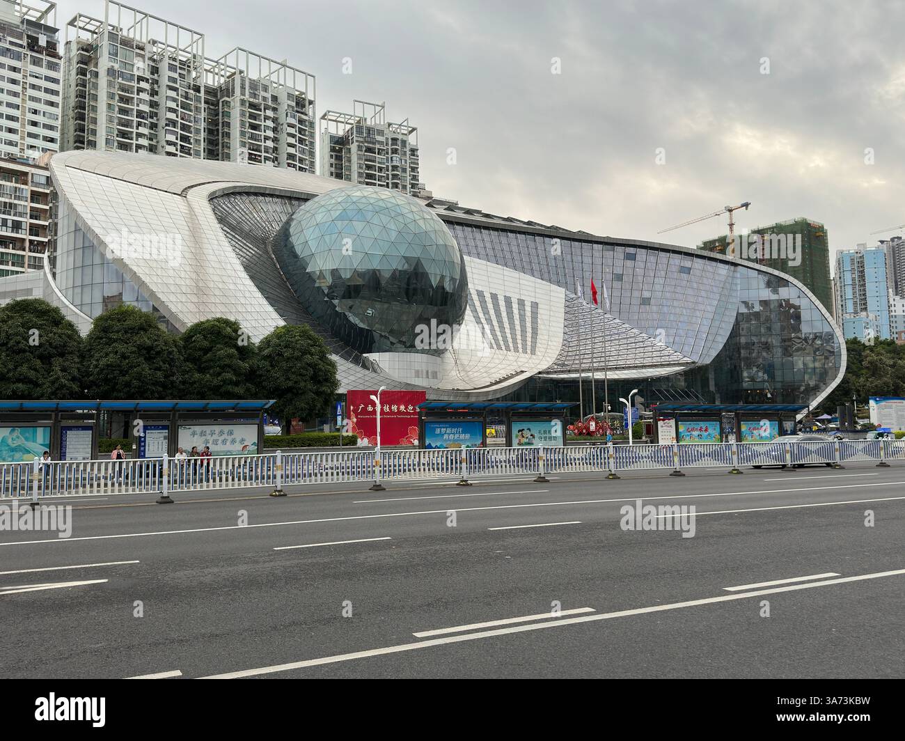 Nanning, Chine - 6 novembre 2023. Musée des sciences et de la technologie de Guangxi. - Image de stock capturée avec un smartphone