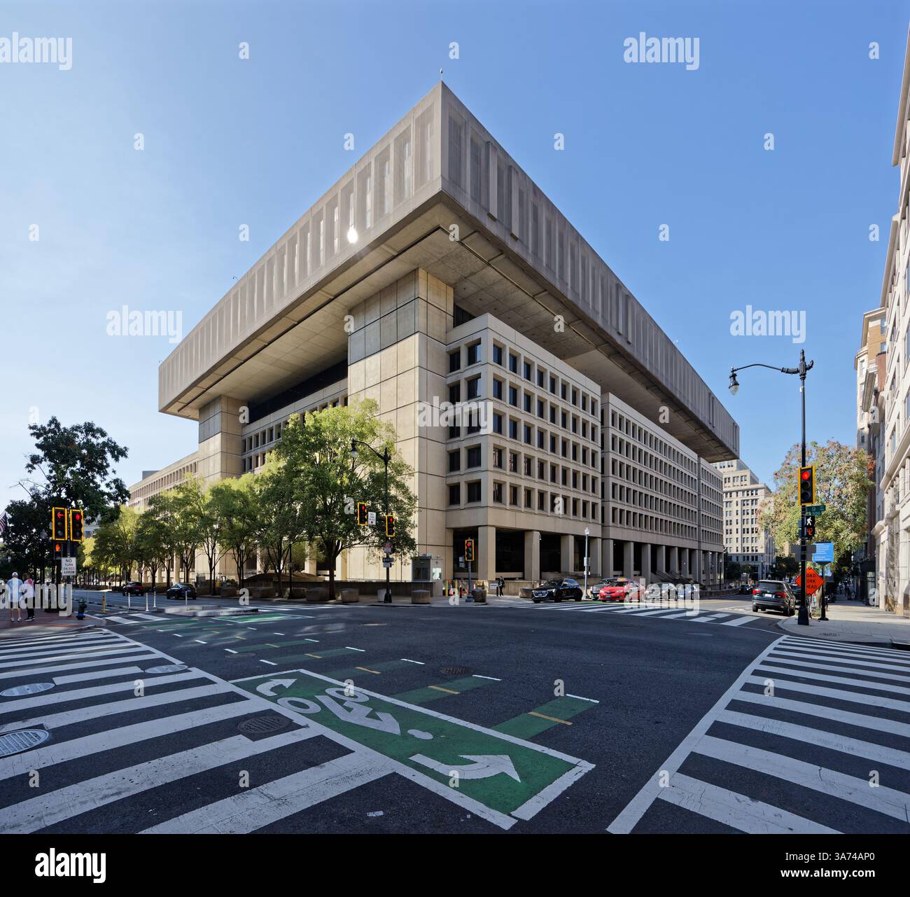 Le J. Edgar Hoover FBI Building au 935 Pennsylvania Avenue NW est un monolithe brutaliste couvrant un bloc entier dans le quartier Penn Quarter. Banque D'Images