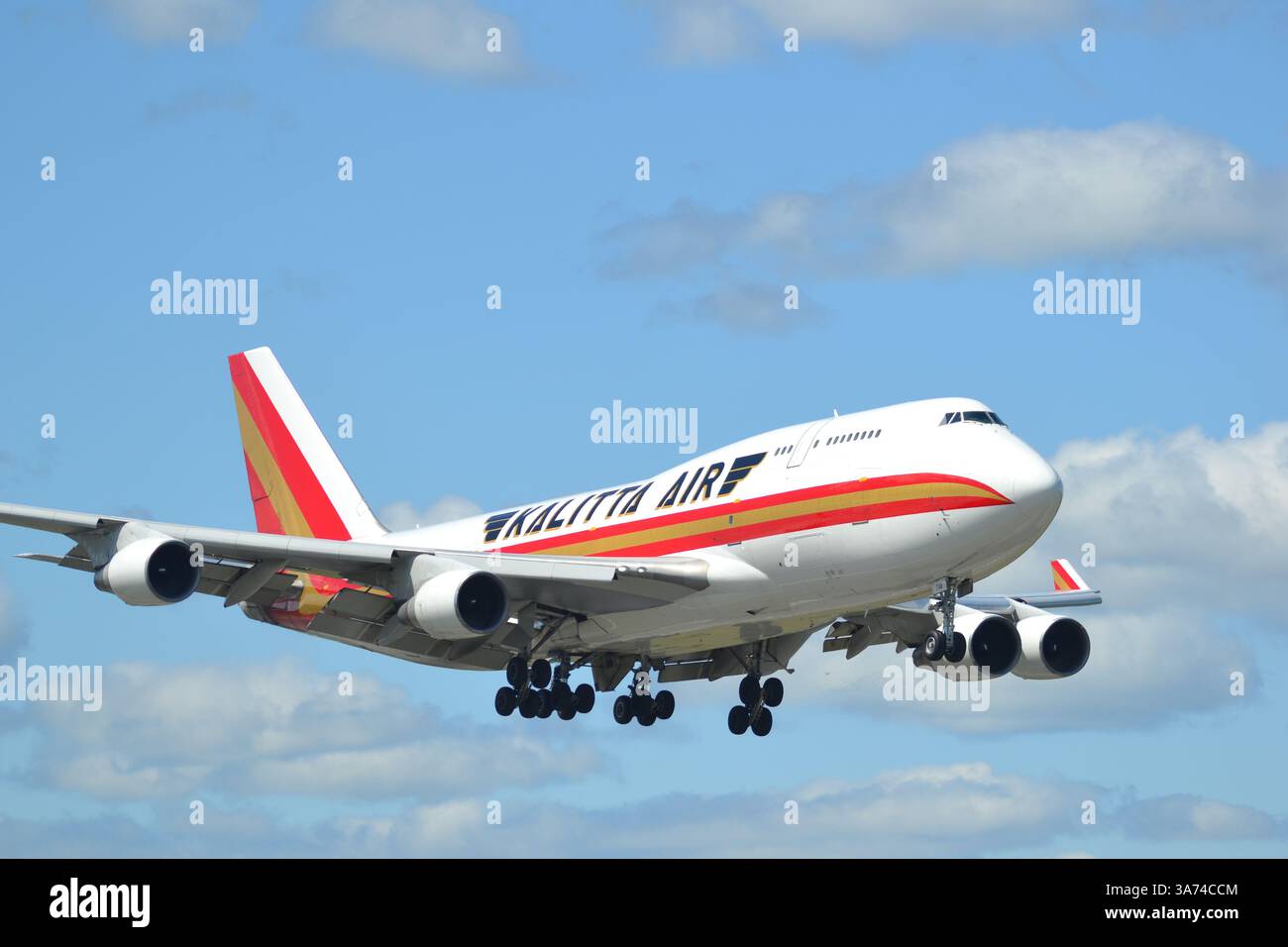 Un Boeing 747-400 du transporteur aérien Kalitta Air, en approche de l'aéroport international Stewart, État de New York, États-Unis Banque D'Images