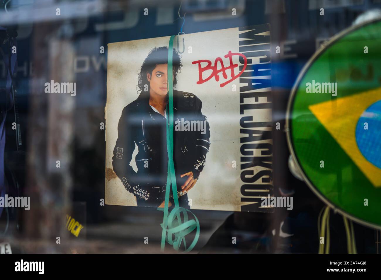Mauvais album de Michael Jackson dans la vitrine du magasin Banque D'Images