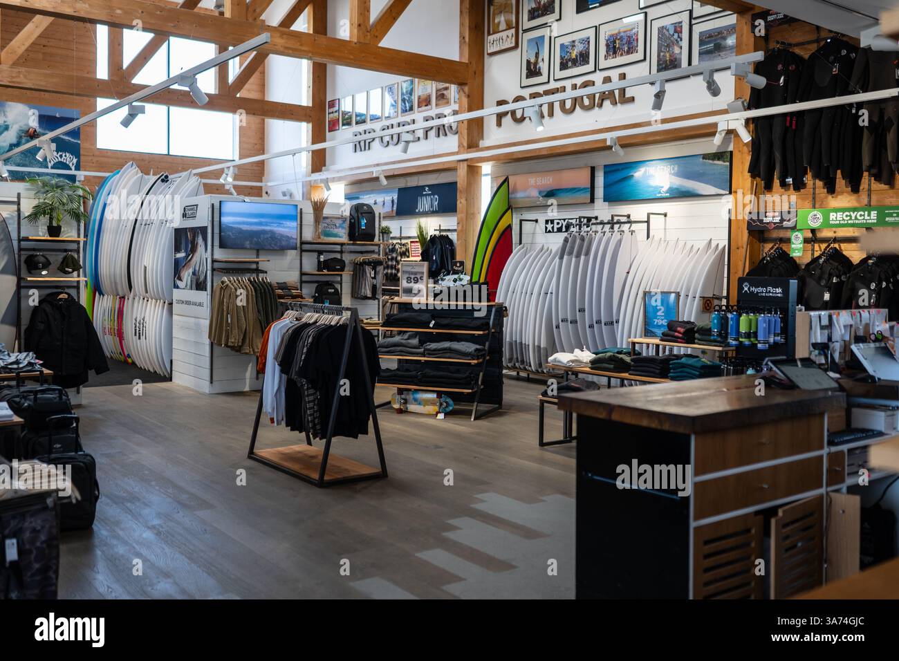 Intérieur du magasin Rip Curl à Peniche, Portugal Banque D'Images