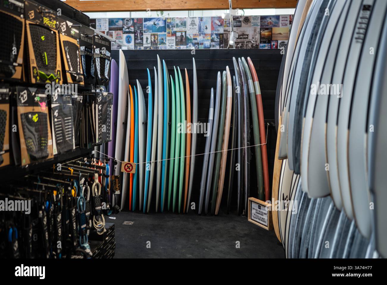 Intérieur du magasin Rip Curl à Peniche, Portugal Banque D'Images
