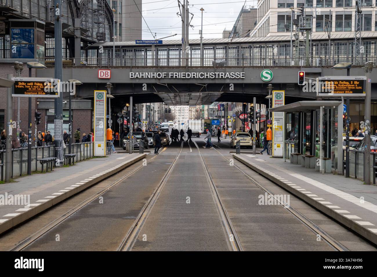 Berlin, Allemagne - 26 mars 2025 : un panneau d'affichage électronique à la gare de Friedrichstraße informe sur une grève de deux jours du BVG à Berlin. Les trains de métro, tramways et de nombreuses lignes de bus sont touchés par la grève *** Eine elektronische Anzeigetafel am Bahnhof Friedrichstraße informiert über einen zweitägigen BVG-Streik à Berlin. U-Bahnen, Straßenbahnen und viele Buslinien sind vom Ausfall betroffen Banque D'Images