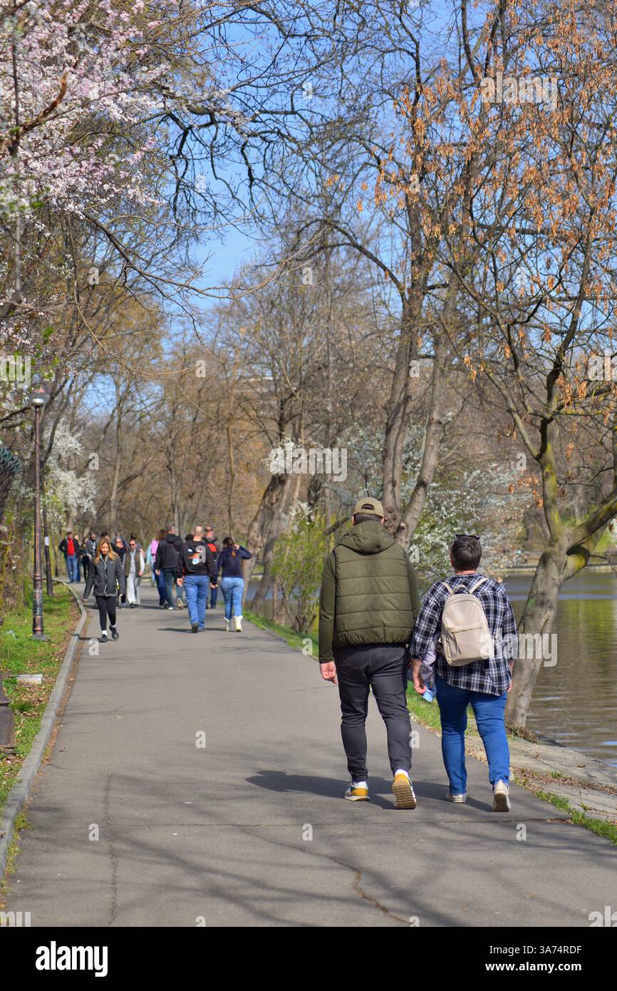 Les gens se promenant autour du lac dans Herastrau Park Bucarest Banque D'Images