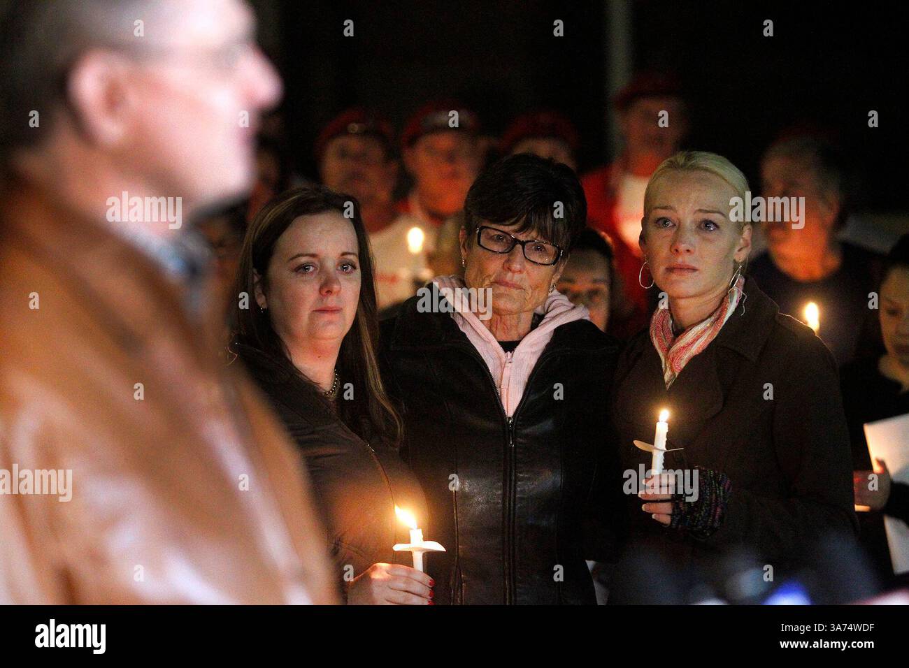 18 février 2015 - City, Florida, États-Unis - OCTAVIO JONES | Times . Peggy Beman, au centre, la mère de la femme disparue de Brandon Apryl Foster, 33 ans, est consolée lors des témoignages de son mari sur leur fille lors d'une veillée aux chandelles. . La famille et les amis d’Apryl Foster, un homme de 33 ans porté disparu jeudi dernier d’un bar d’Ybor City, ont tenu une veillée aux chandelles devant l’église concernée d’Ybor City le mercredi 18 février 2015. (Crédit image : © Octavio Jones/Tampa Bay Times/ZUMA Wire) Banque D'Images